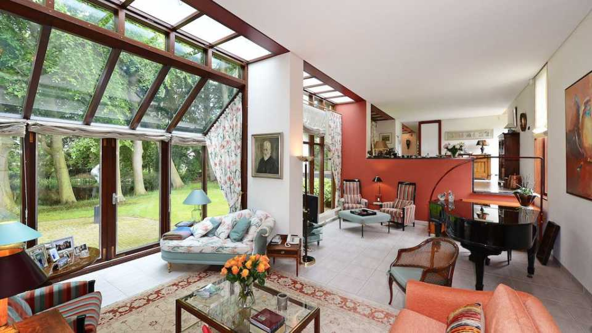 Ex minister van Volkshuisvesting zet haar Wassenaarse villa te koop. Zie foto's 4