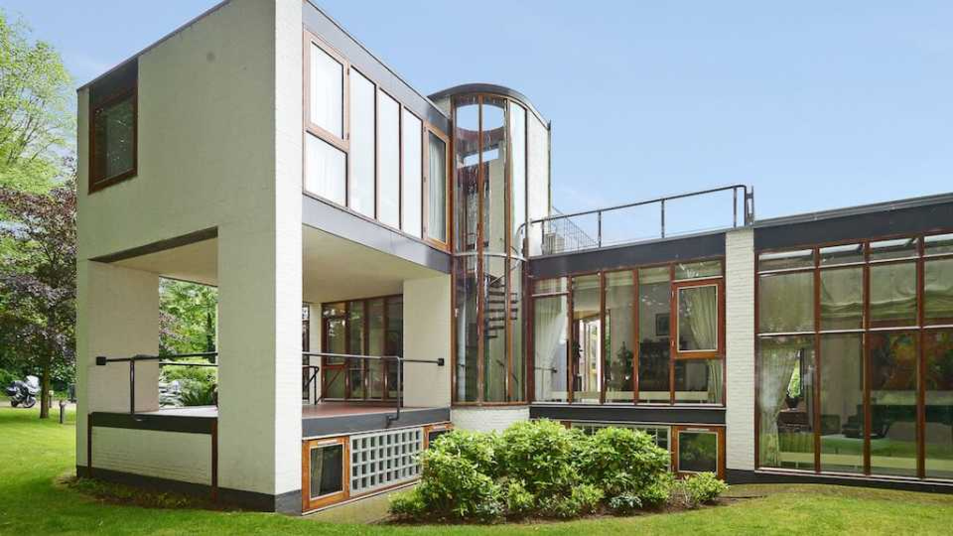 Ex minister van Volkshuisvesting zet haar Wassenaarse villa te koop. Zie foto's