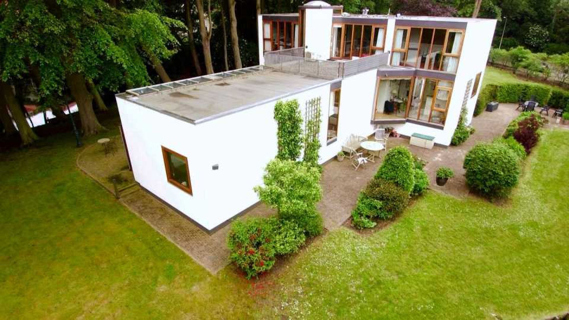 Ex minister van Volkshuisvesting zet haar Wassenaarse villa te koop. Zie foto's 12