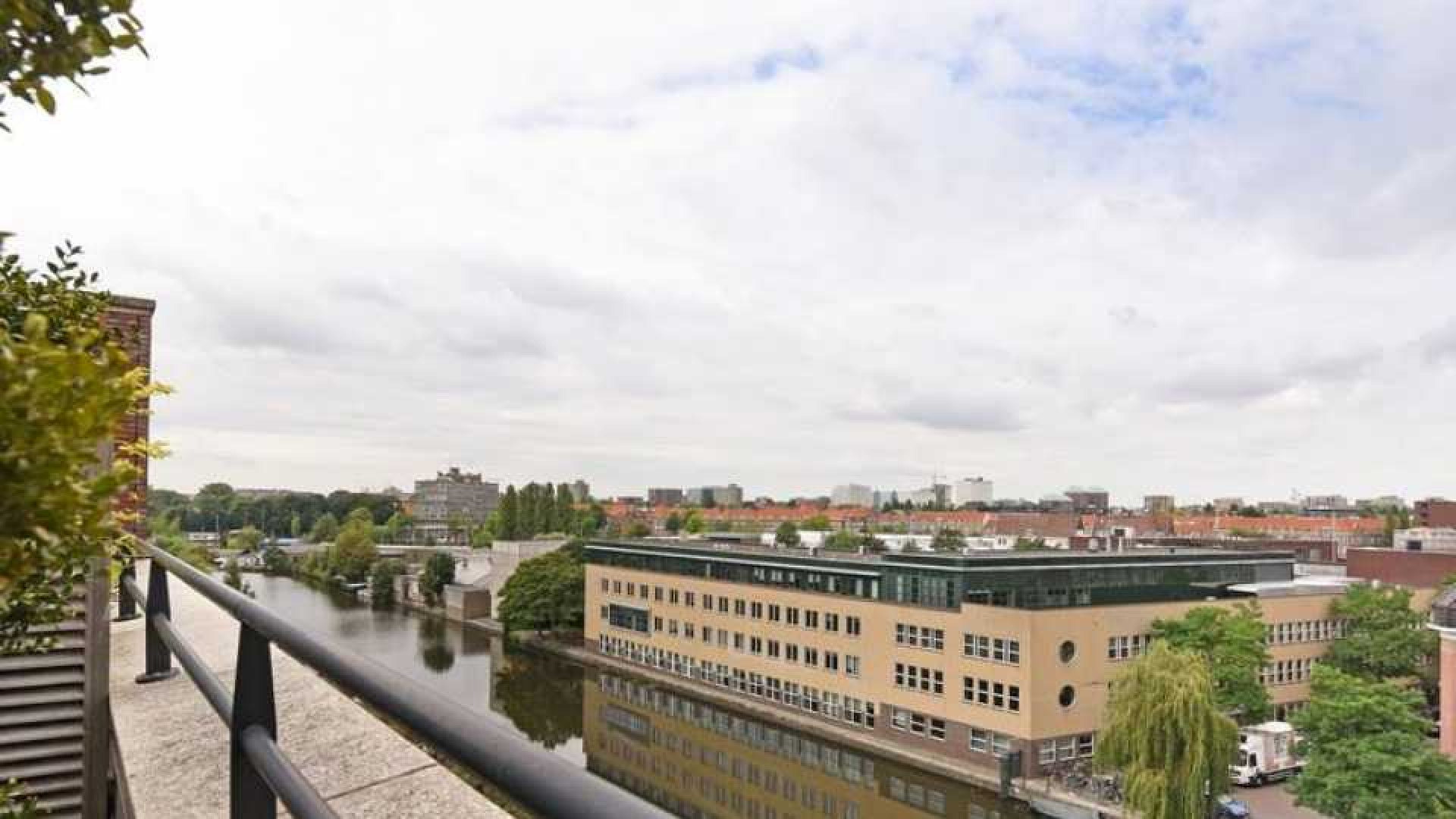 Kenny Tete, Nederlands Elftal en ex Ajax speler, koopt waanzinnig luxe penthouse. Zie foto's 18