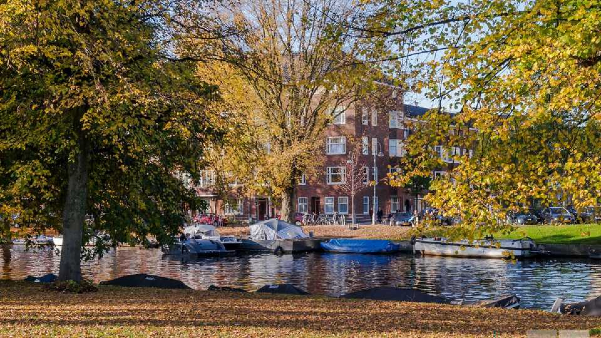 Filmregisseur Johan Nijenhuis koopt cash oogverblindend appartement van over de miljoen euro. Zie foto's 18