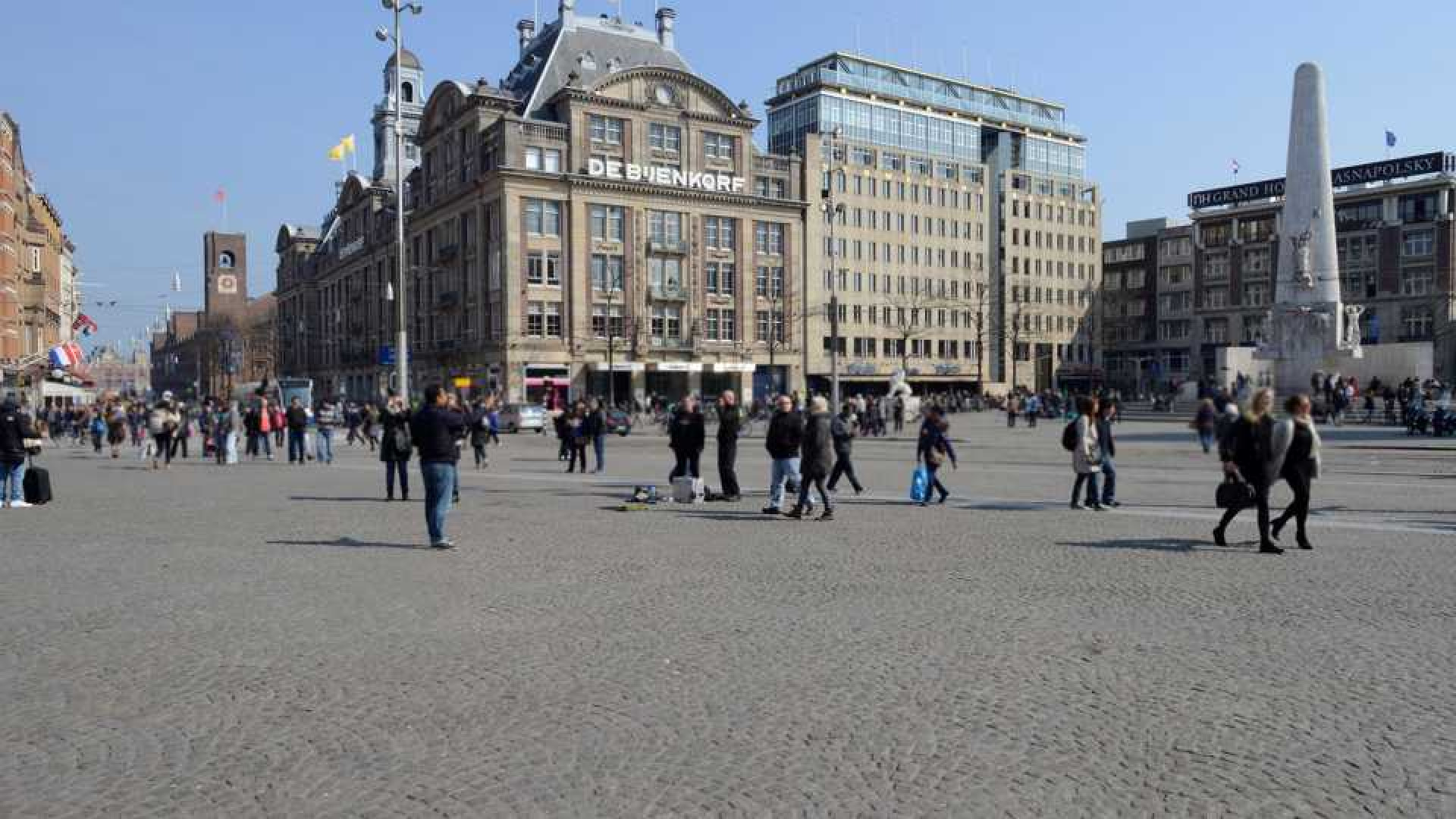 Radio DJ Barry Paf zet zijn luxe appartement in centrum van Amsterdam te koop. Zie foto's