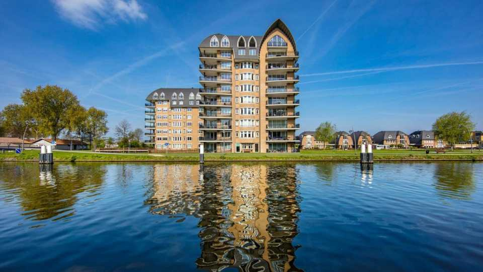 Schoonzoon Vlademir Poetin aast op miljoenenwinst met penthouse in Voorschoten. Zie foto's 18