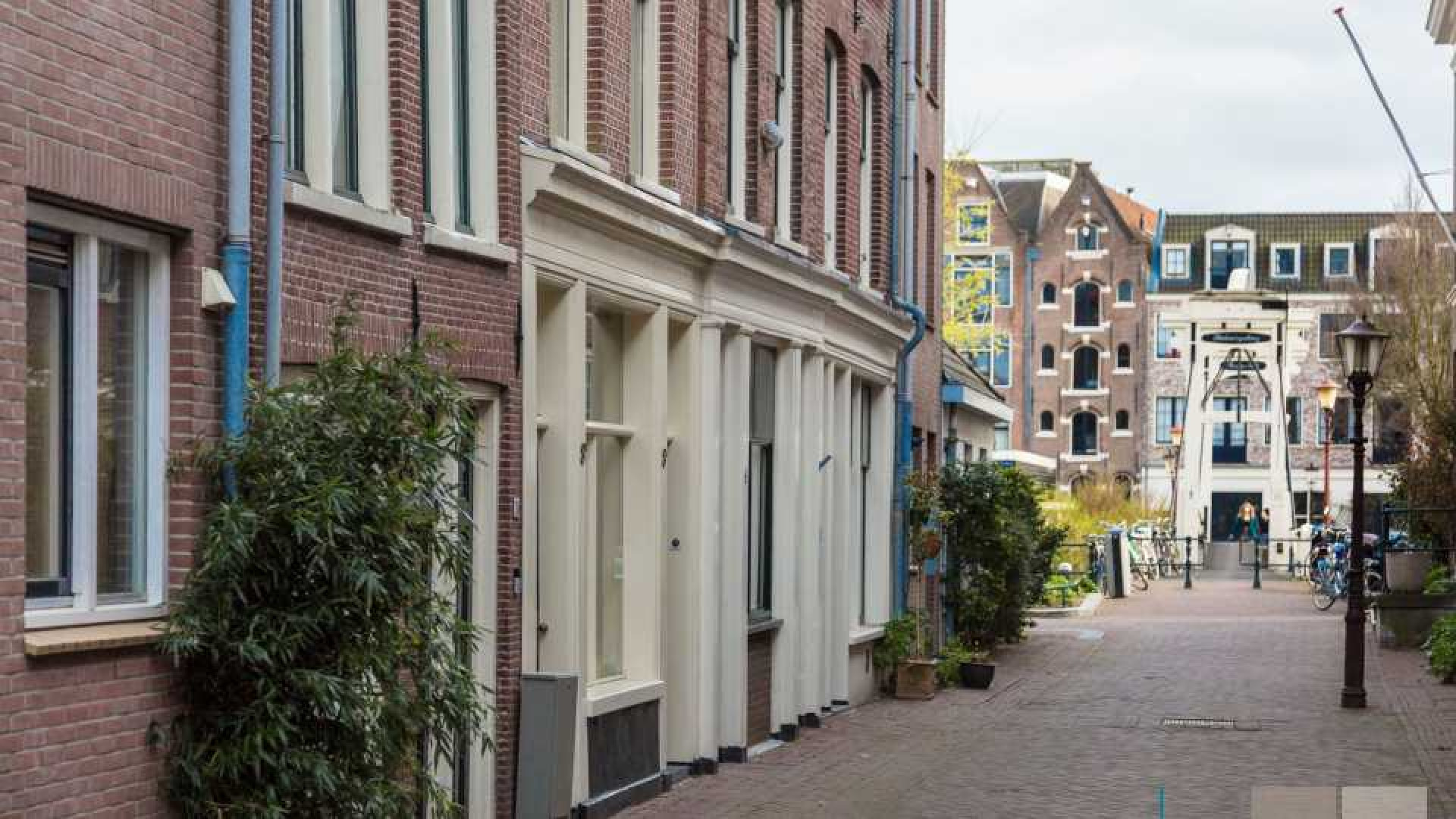 Rob Oudkerk zet scheidingshuis met korting weer in de verkoop. Zie foto's