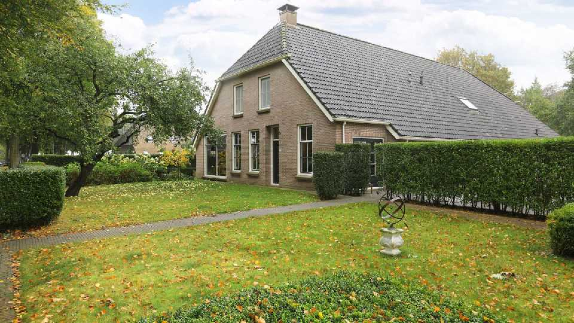 Binnen een week kocht en verkocht Johan Derksen deze woonboerderij.
