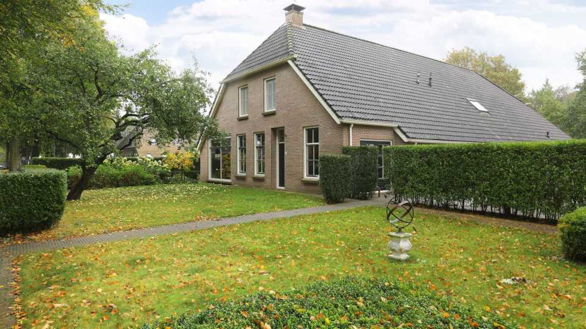 Binnen een week kocht en verkocht Johan Derksen deze woonboerderij. 1