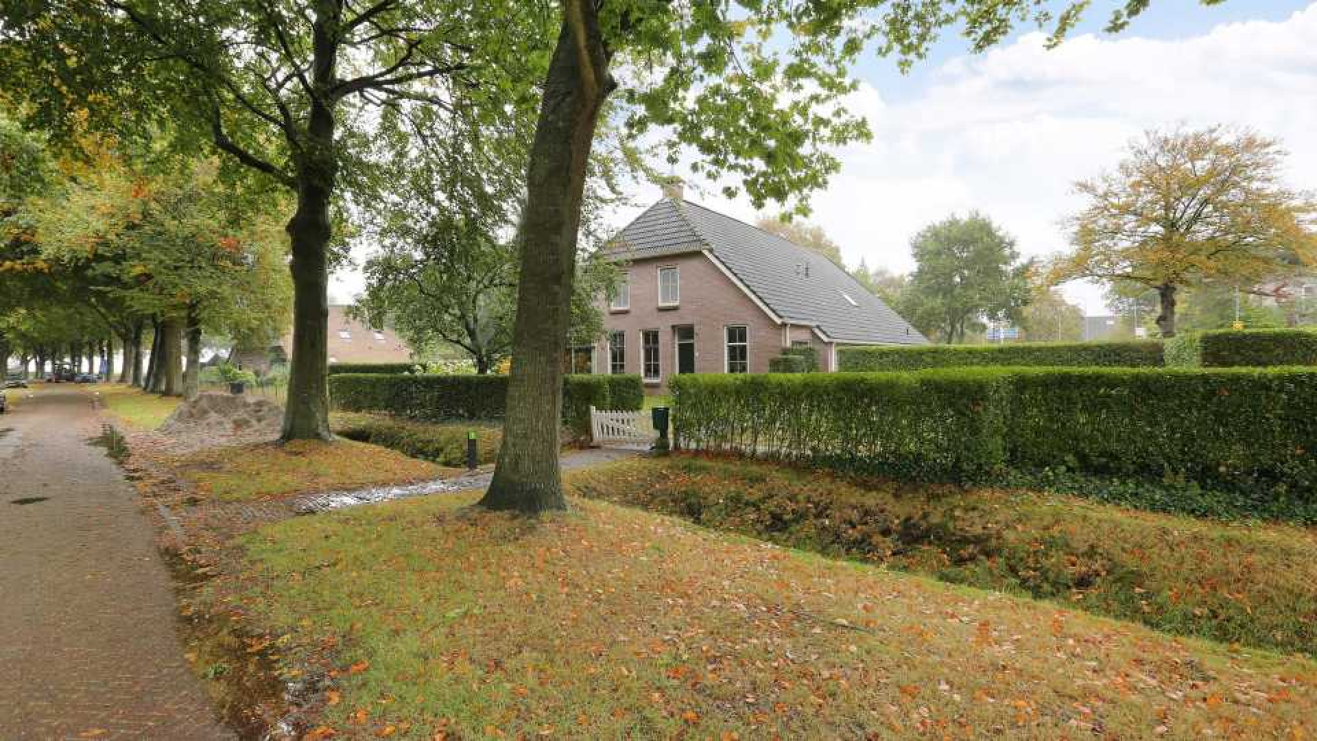 Binnen een week kocht en verkocht Johan Derksen deze woonboerderij. 2