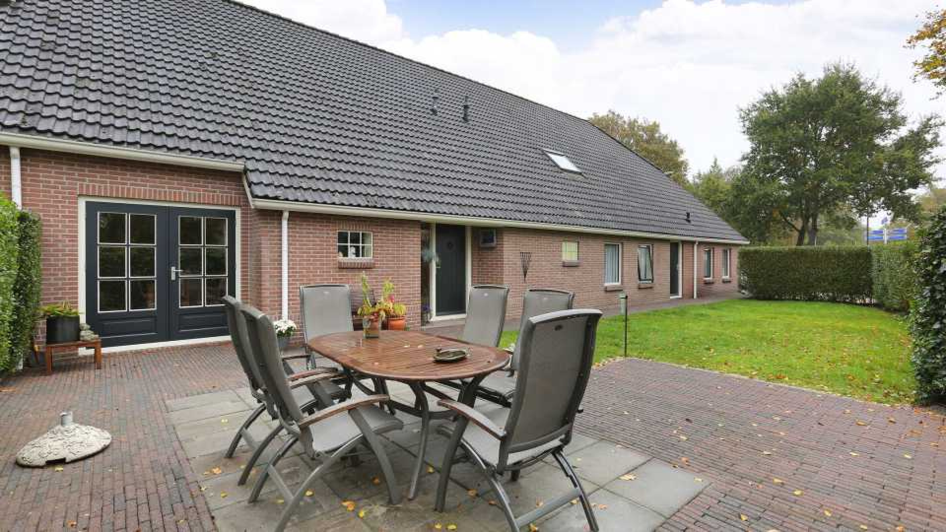 Binnen een week kocht en verkocht Johan Derksen deze woonboerderij. 3