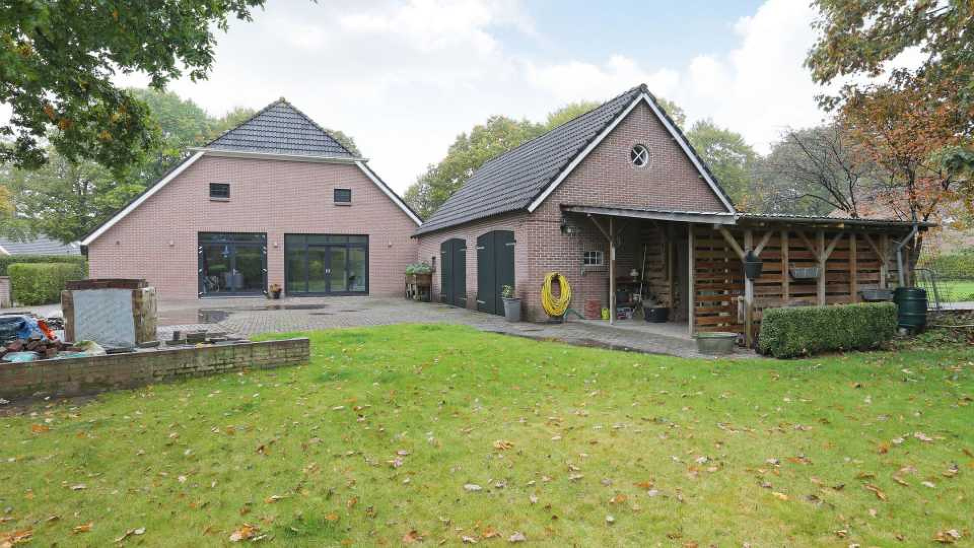 Binnen een week kocht en verkocht Johan Derksen deze woonboerderij. 5