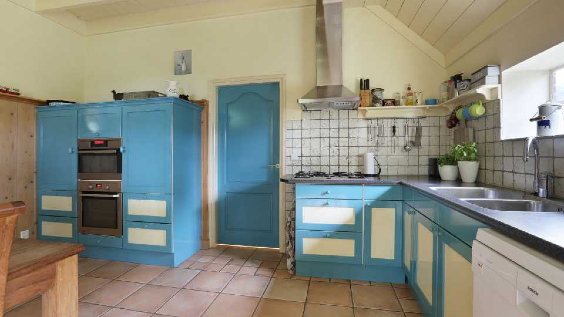 Johan Derksen betaalde bijna halve ton euro's om deze boerderij niet te hoeven kopen. Zie foto's 14