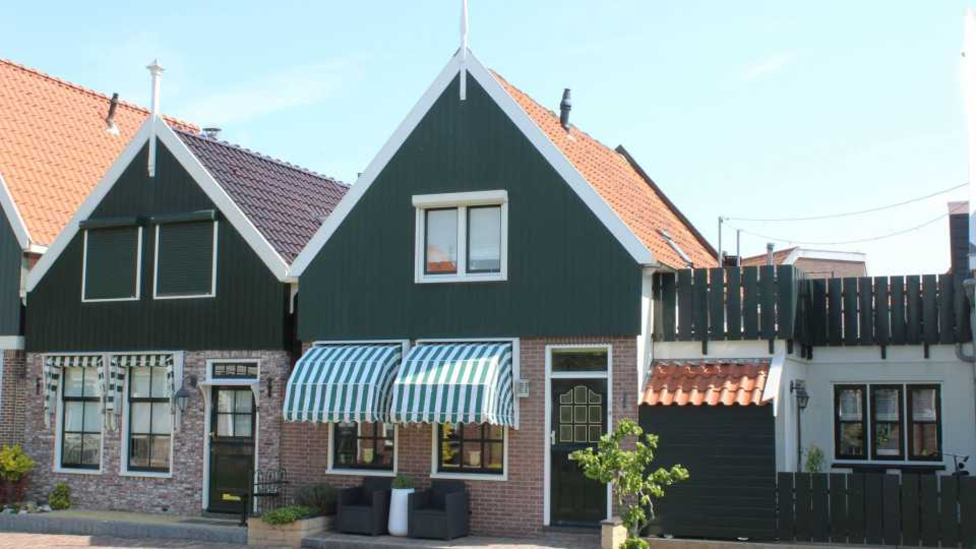 Monique Smit verkoopt haar huis in Volendam. Zie foto's 1