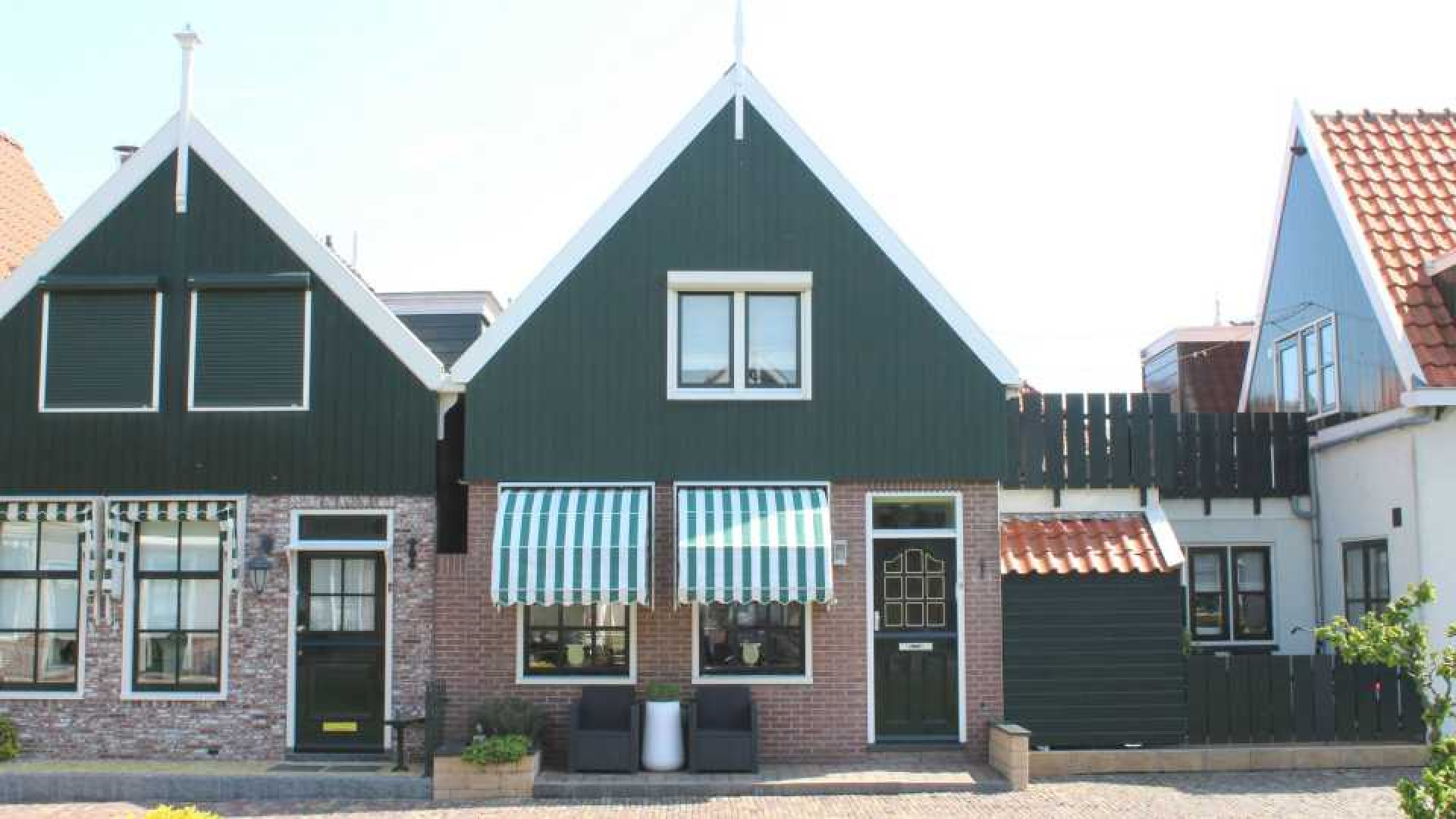 Monique Smit verkoopt haar huis in Volendam. Zie foto's