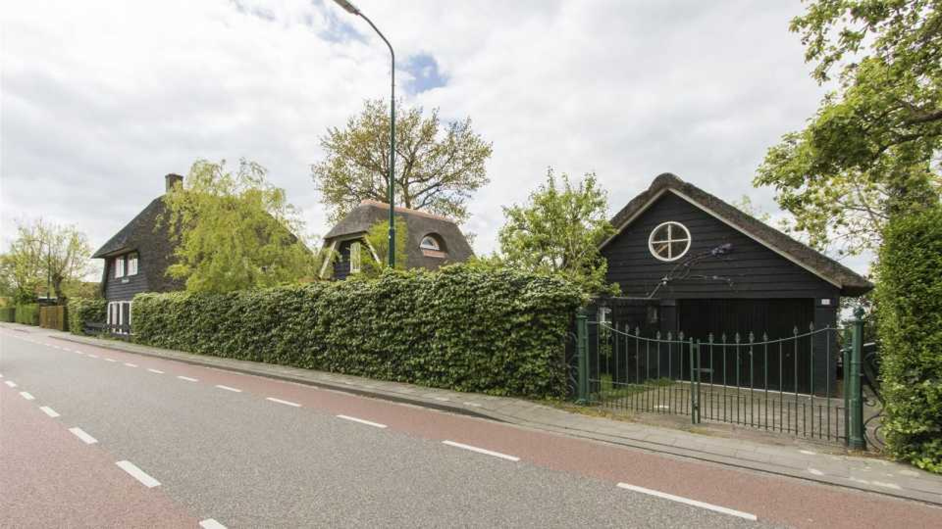 Jeroen Pauw zet zijn villa aan de Loosdrechtse Plassen te koop. Zie foto's