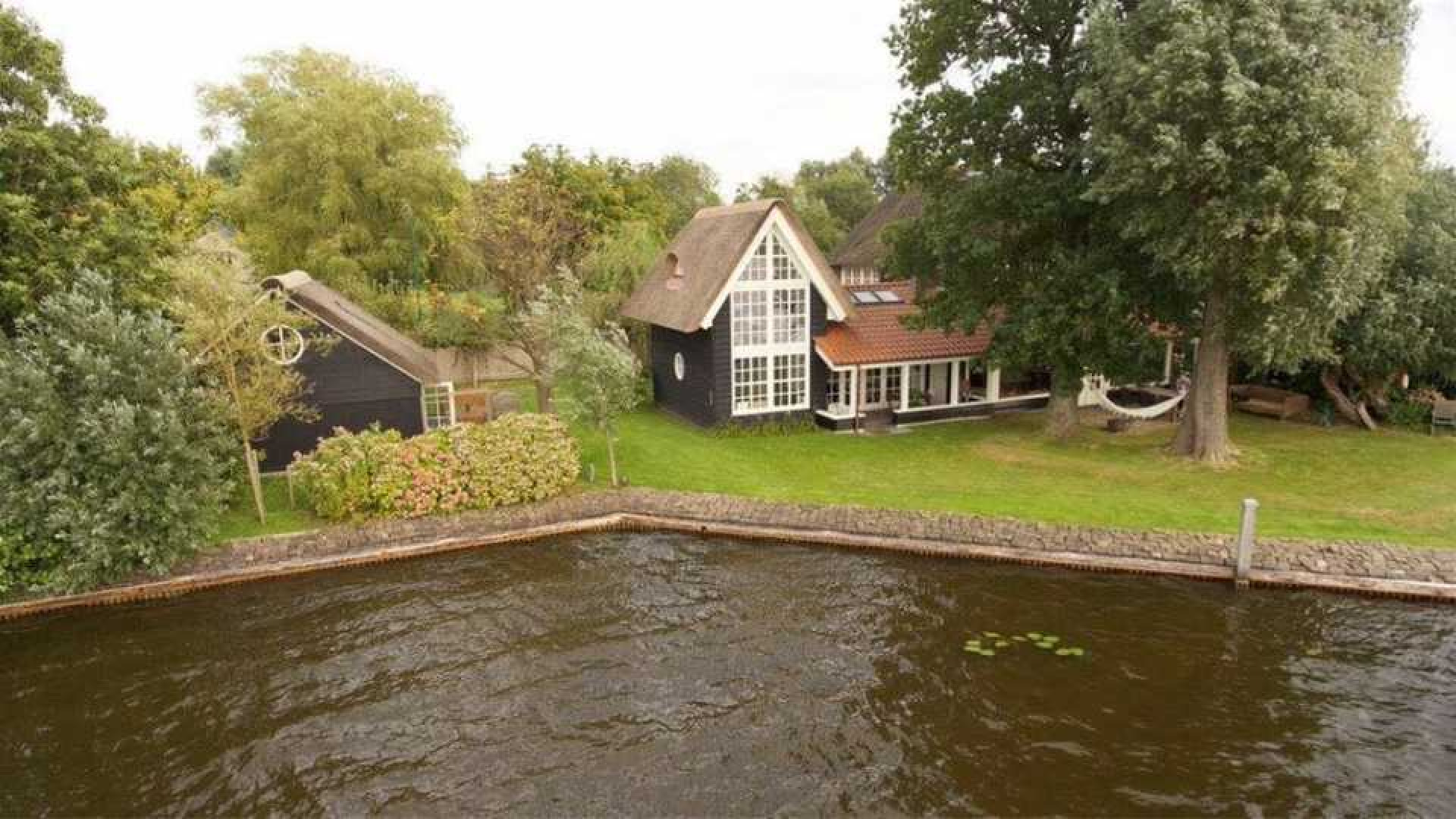 Jeroen Pauw zet zijn villa aan de Loosdrechtse Plassen te koop. Zie foto's 20