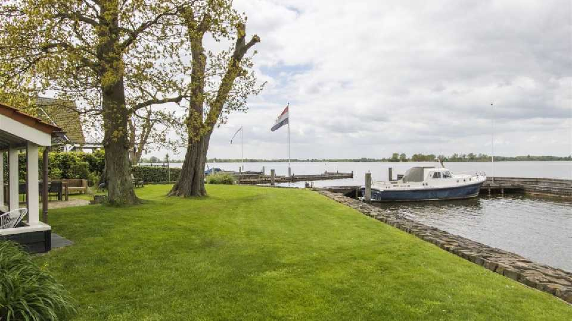 Jeroen Pauw zet zijn villa aan de Loosdrechtse Plassen te koop. Zie foto's 4