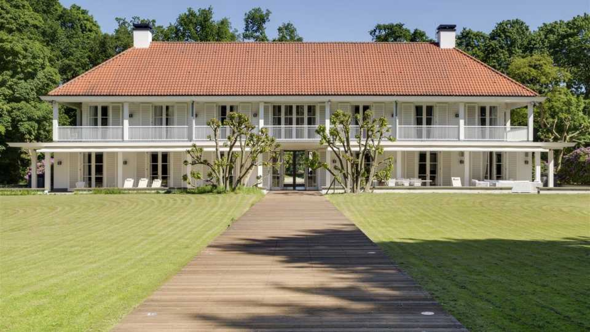 Oud minister en platenbaas Herman Heinsbroek zet zijn Gooise miljoenen landhuis te koop. Zie foto's 1