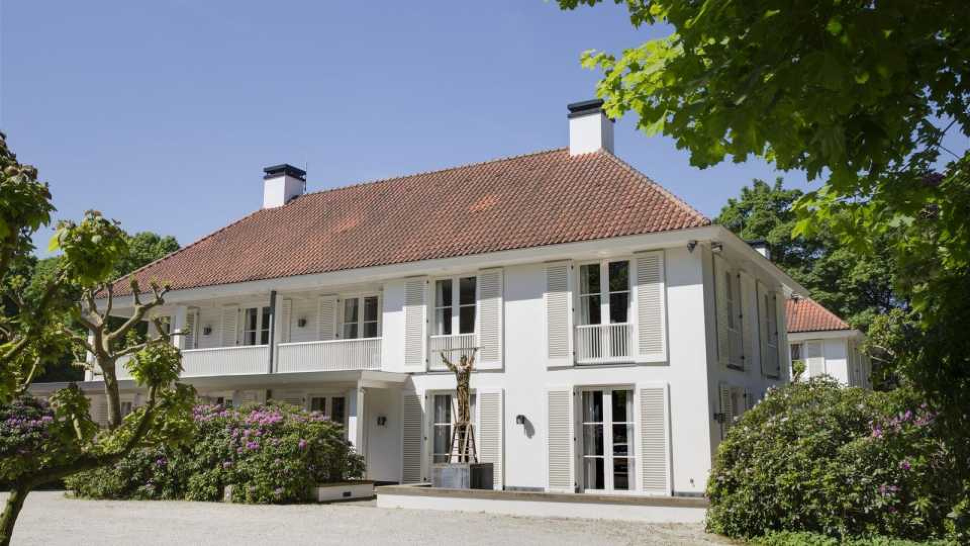 Oud minister en platenbaas Herman Heinsbroek haalt zijn miljoenen kostende landhuis uit de verkoop. Zie foto's