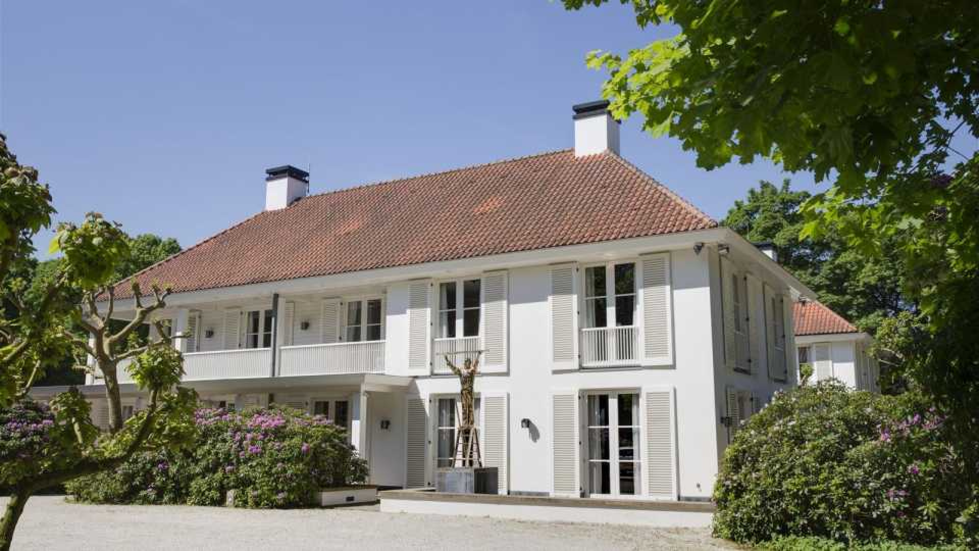 Oud minister en platenbaas Herman Heinsbroek zet zijn Gooise miljoenen landhuis te koop. Zie foto's 2