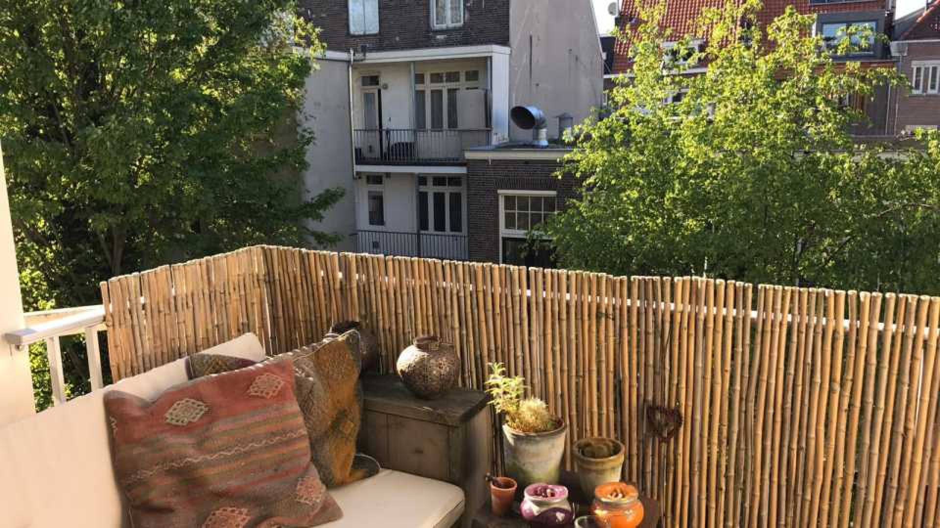 John van 't Schip zet zijn appartement in de Amsterdamse buurt De Pijp te koop. Zie foto's 17