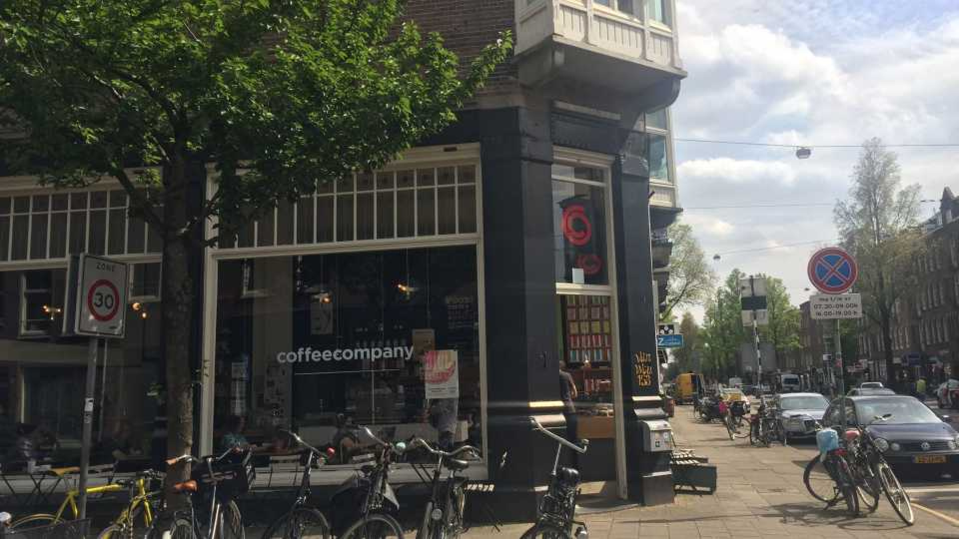 John van 't Schip zet zijn appartement in de Amsterdamse buurt De Pijp te koop. Zie foto's 20