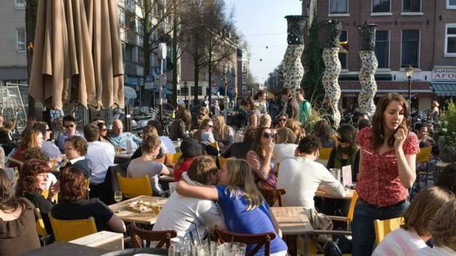 John van 't Schip zet zijn appartement in de Amsterdamse buurt De Pijp te koop. Zie foto's 22