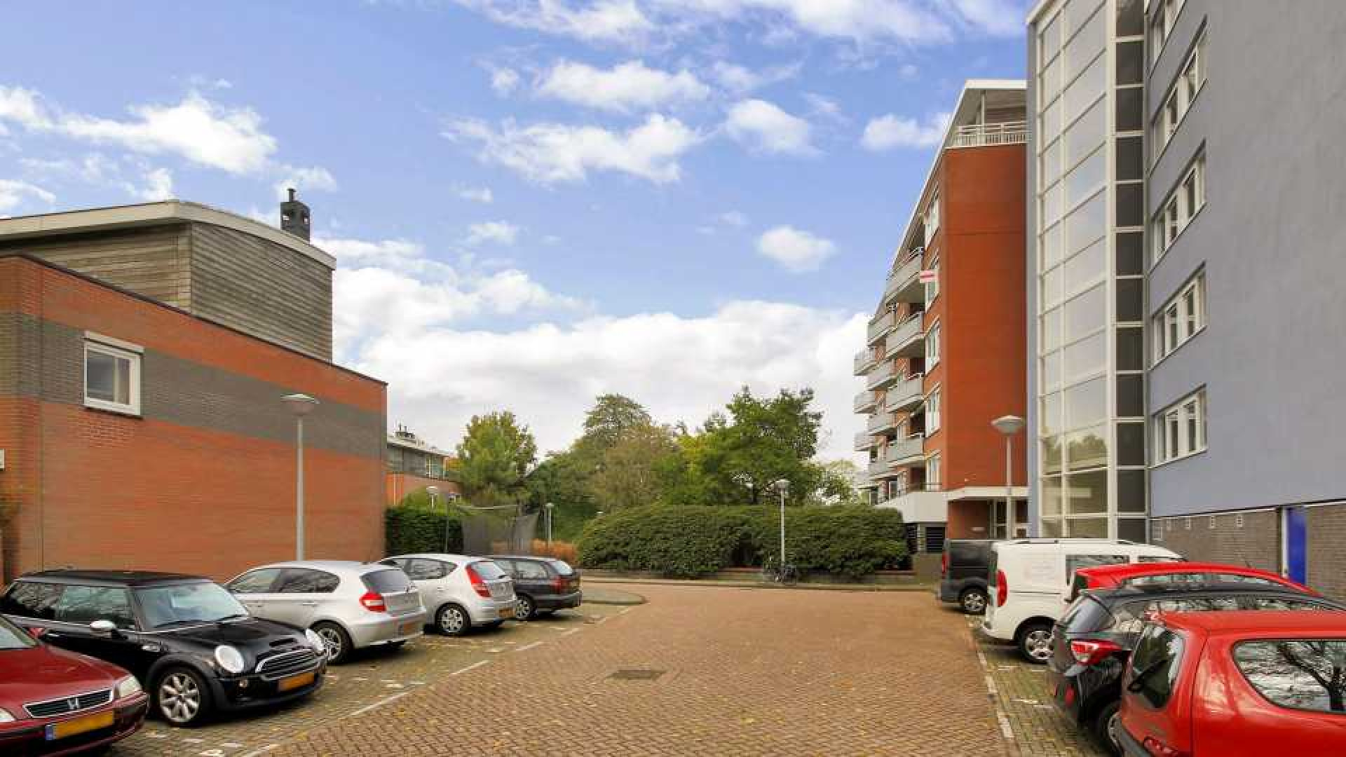 Patrick Kluivert verkoopt zijn Amsterdamse appartement. Zie foto's 17