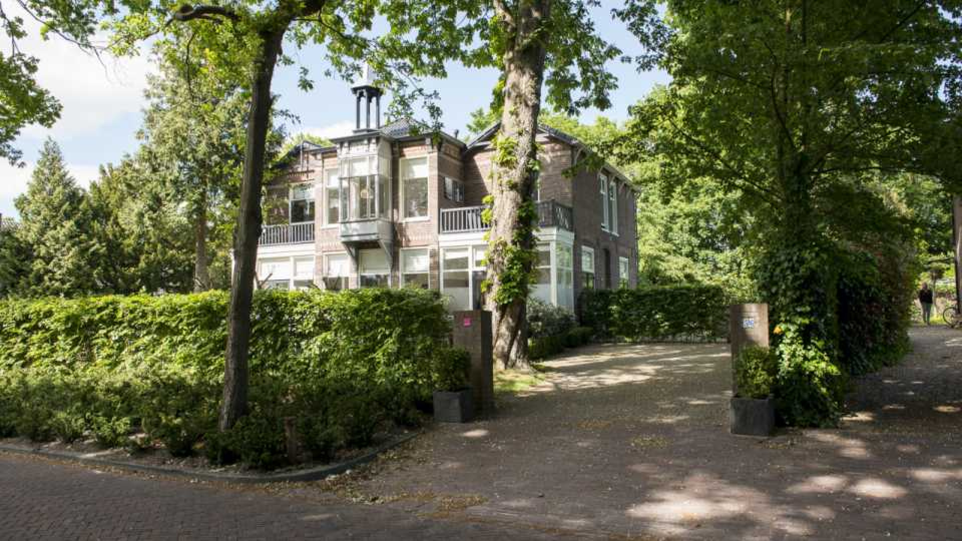 Sonja Bakker koopt miljoenen villa in het Noord Hollandse plaatsje Bergen. Zie foto's