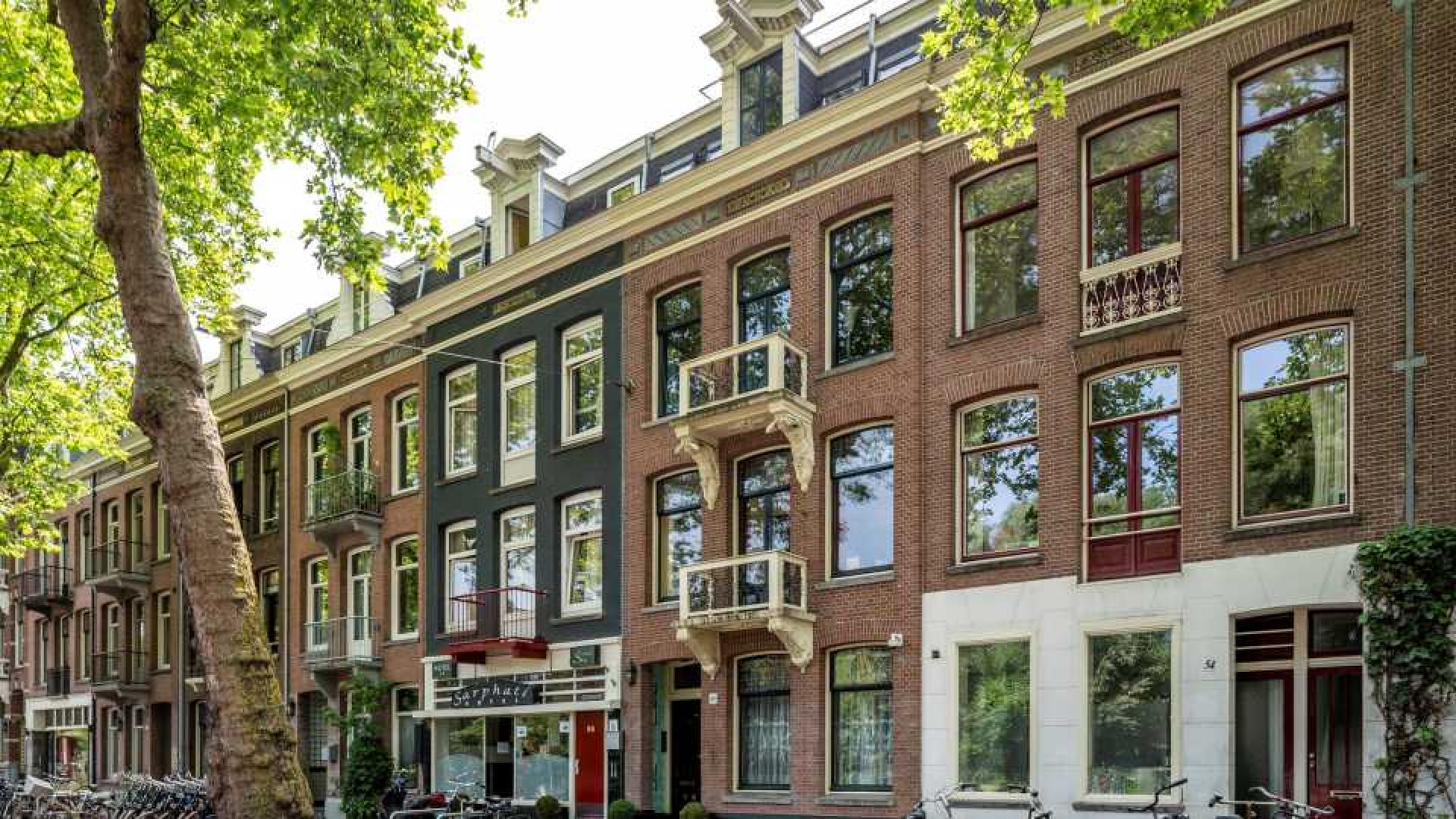 Trendwatcher Adjiedj Bakas zet zijn bijzondere miljoenenpand in Amsterdam te koop. Zie foto's