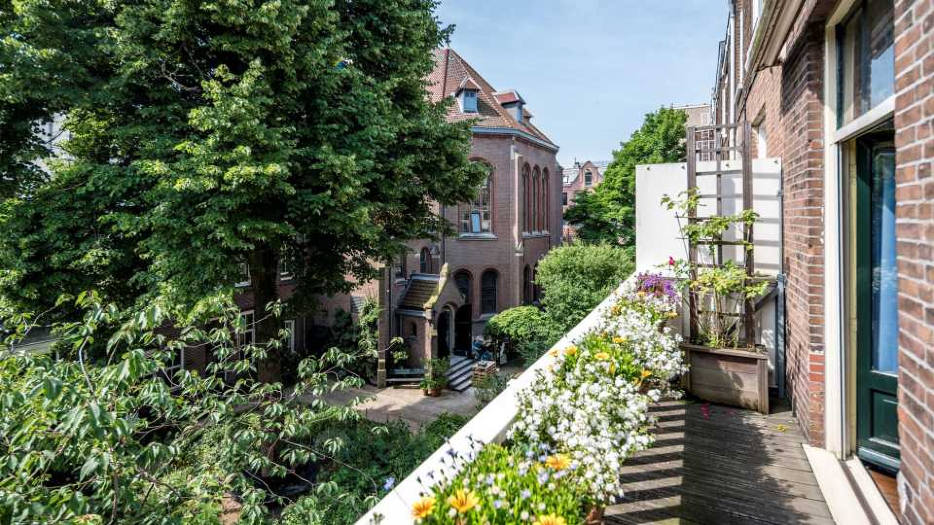 Trendwatcher Adjiedj Bakas zet zijn bijzondere miljoenenpand in Amsterdam te koop. Zie foto's 18