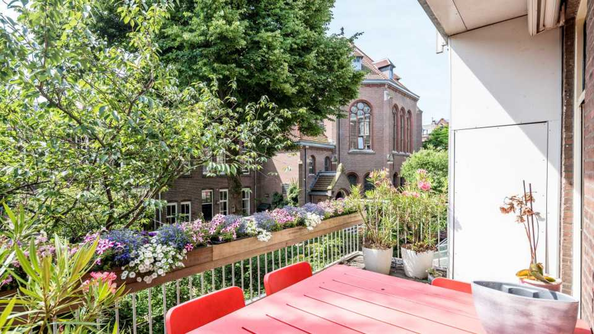 Trendwatcher Adjiedj Bakas zet zijn bijzondere miljoenenpand in Amsterdam te koop. Zie foto's 20