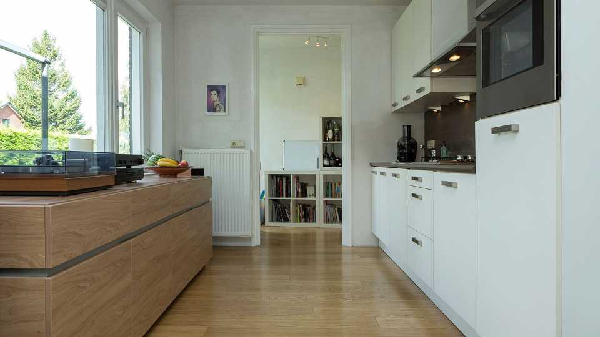 Zangeres Anna van Giersbergen zet haar huis met geluidsstudio  te koop. Zie foto's