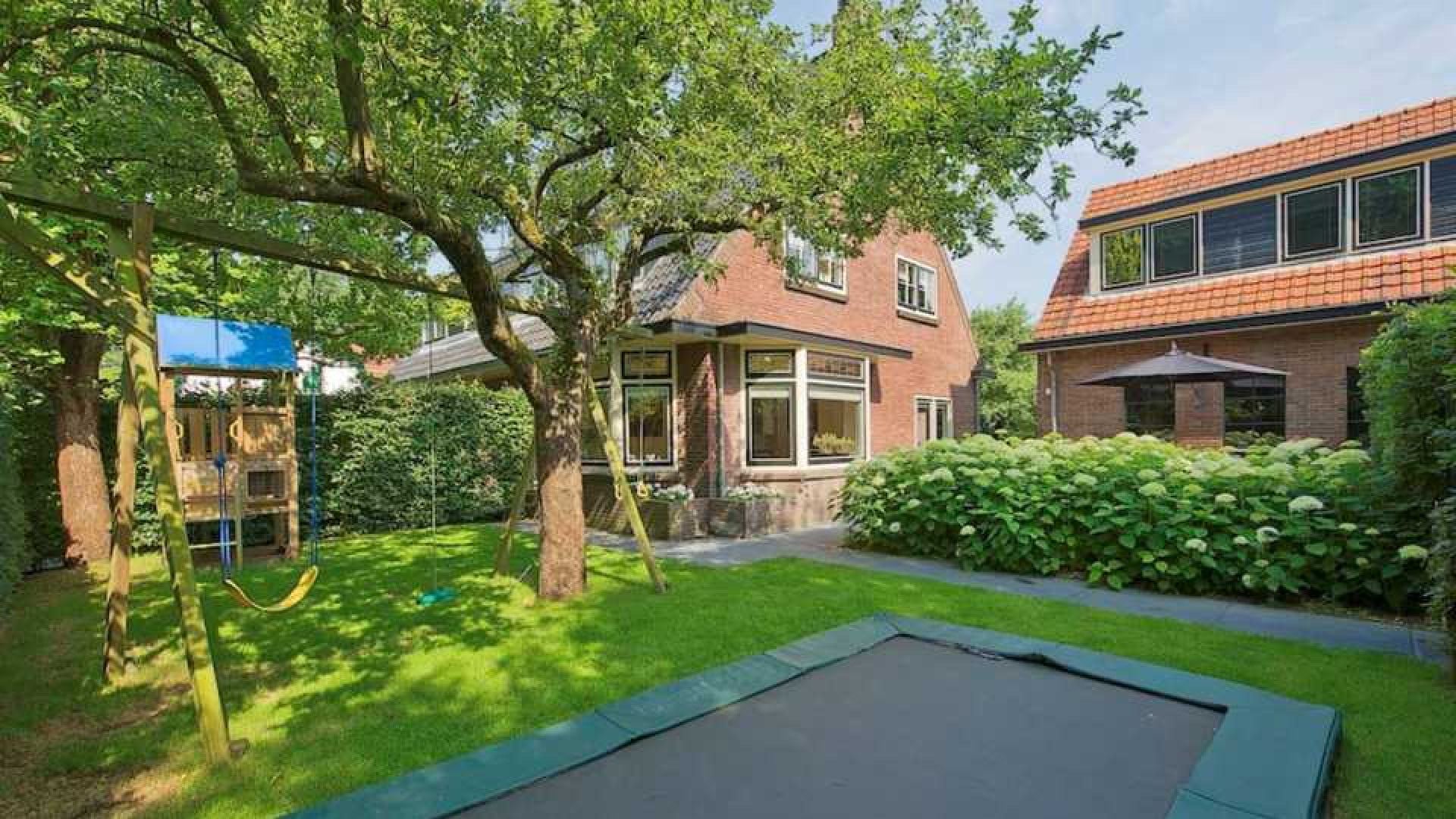 John de Mol koopt luxe twee onder 1 kapwoning met gastenverblijf in Eemnes. Zie foto's 1