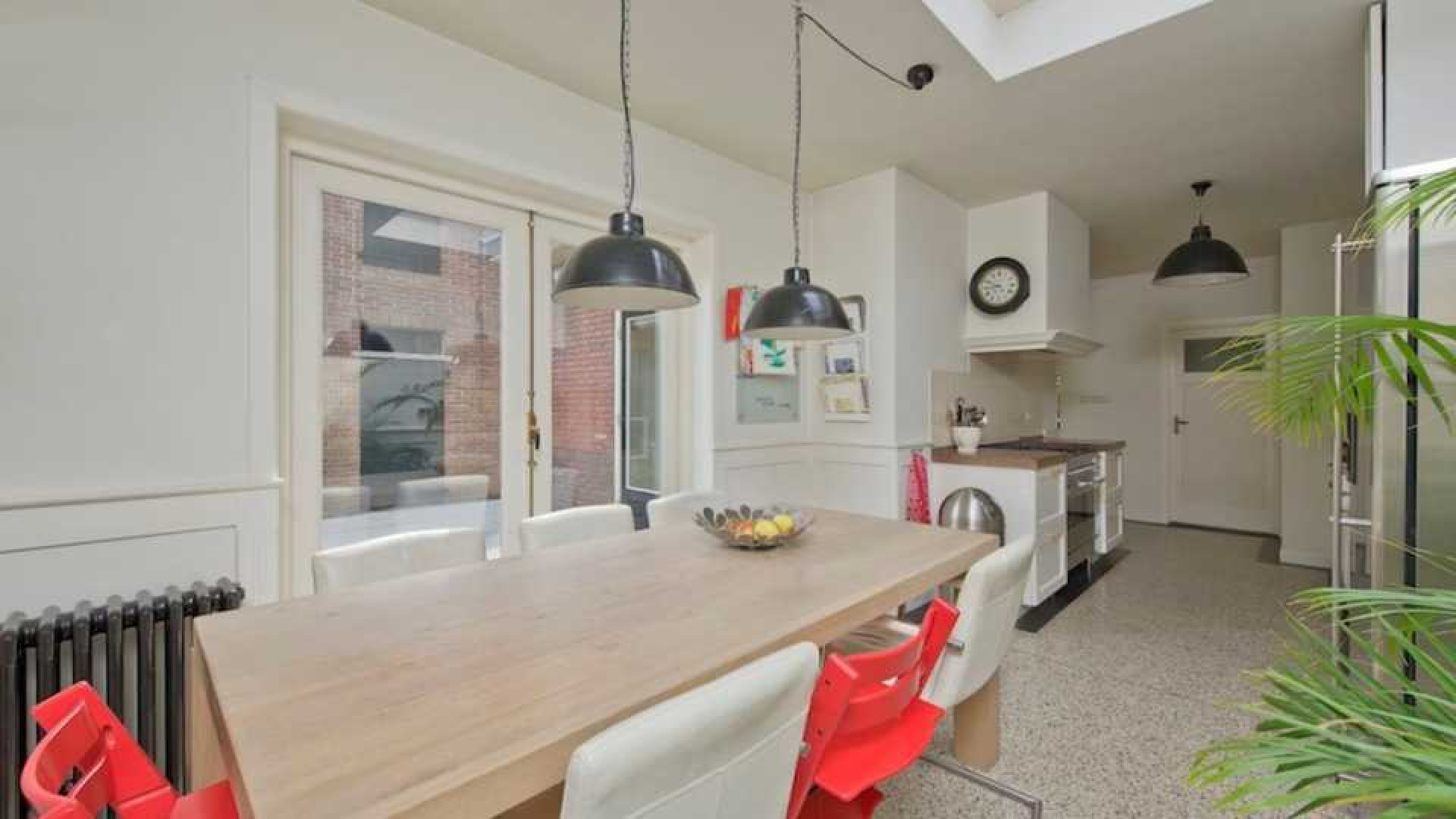 John de Mol koopt luxe twee onder 1 kapwoning met gastenverblijf in Eemnes. Zie foto's 6