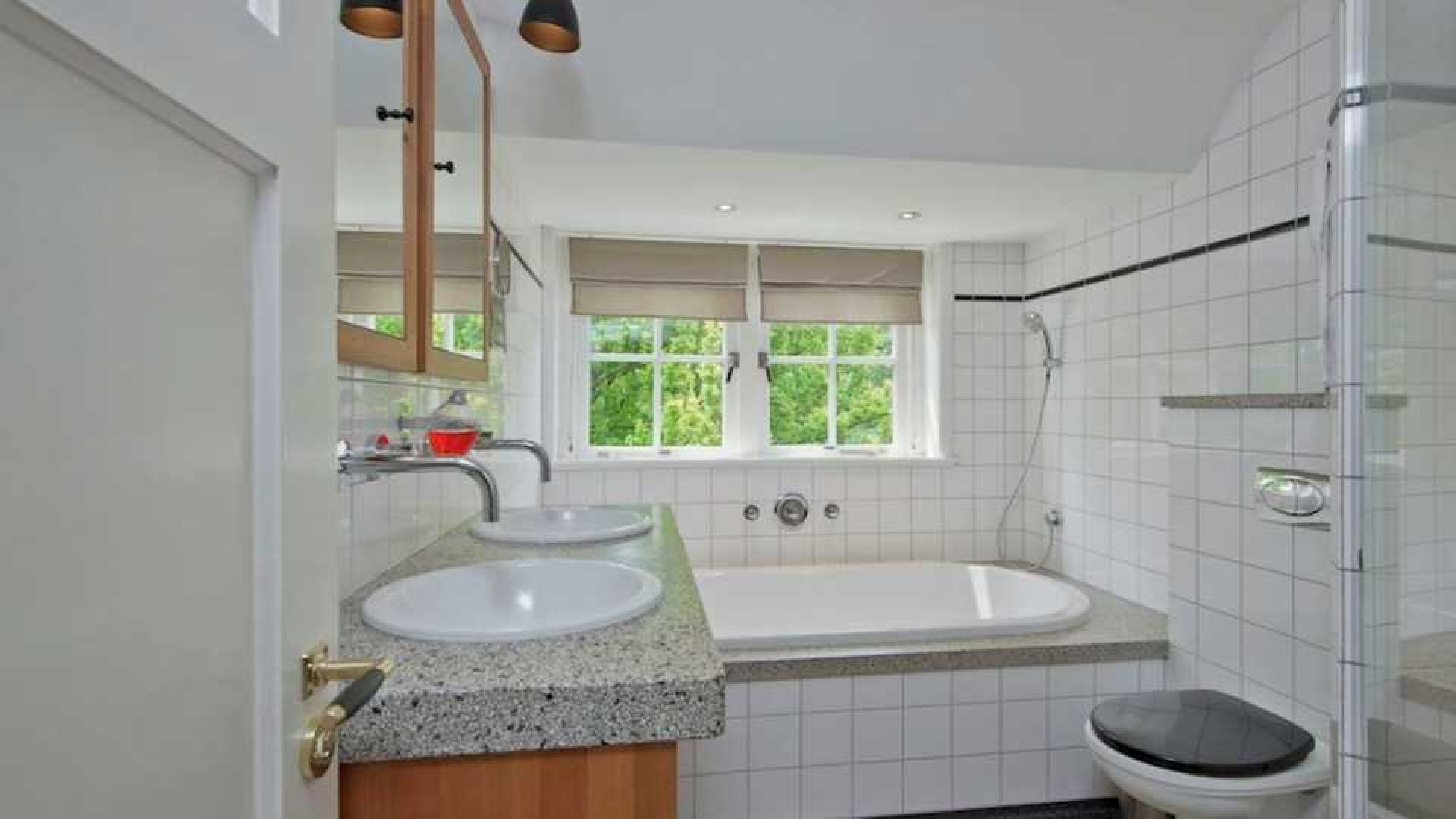 John de Mol koopt luxe twee onder 1 kapwoning met gastenverblijf in Eemnes. Zie foto's 13
