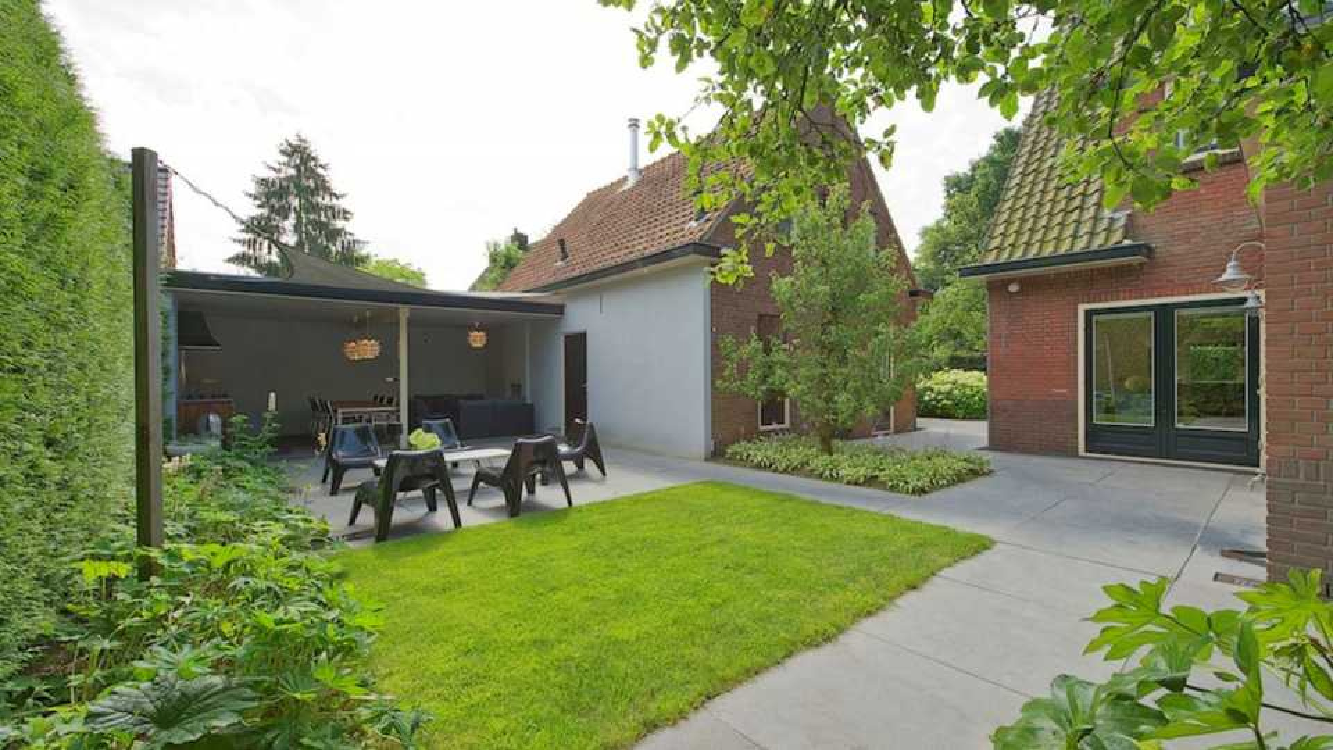 John de Mol koopt luxe twee onder 1 kapwoning met gastenverblijf in Eemnes. Zie foto's 17