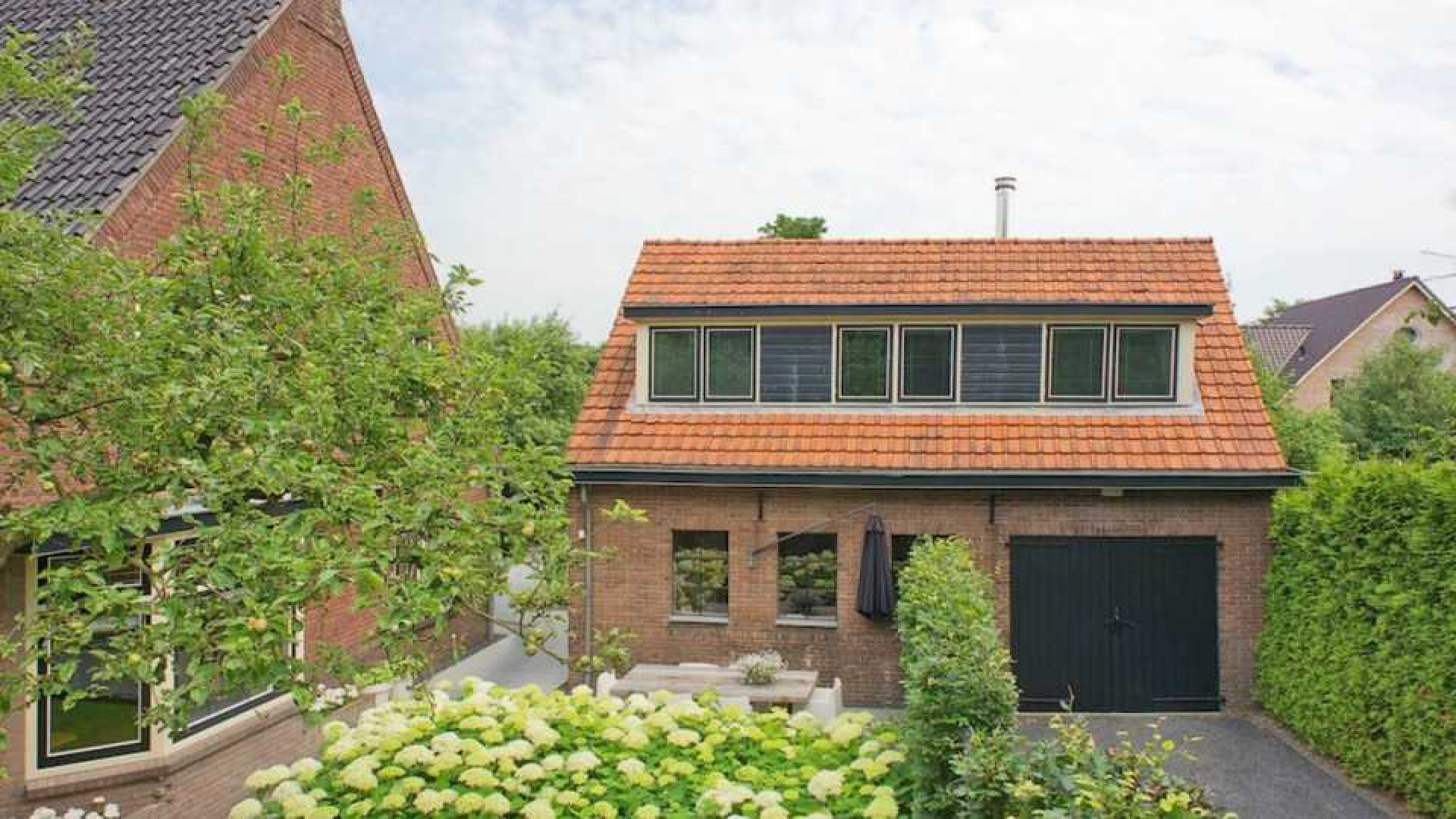 John de Mol koopt luxe twee onder 1 kapwoning met gastenverblijf in Eemnes. Zie foto's 22