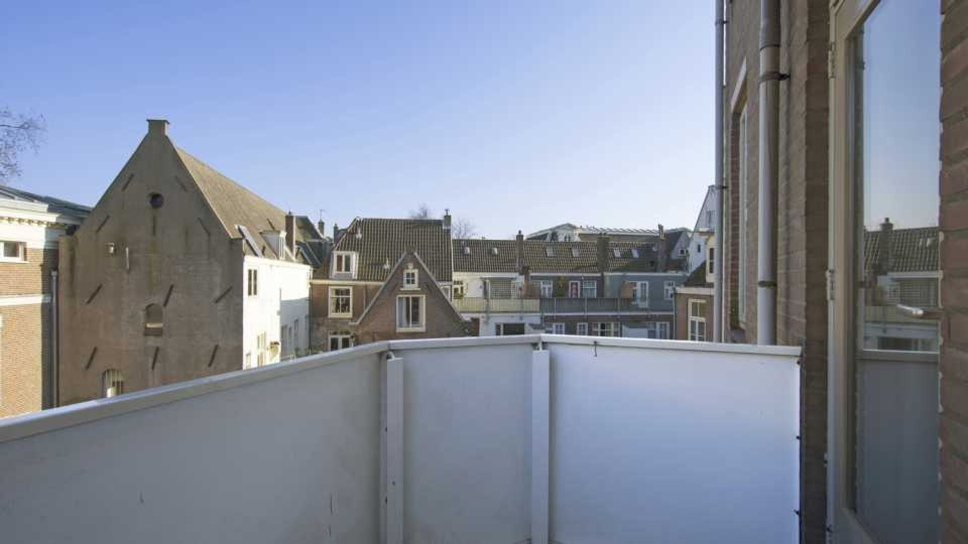 Monique van de Ven koopt grachtenappartement in Amsterdam. Zie foto's 14