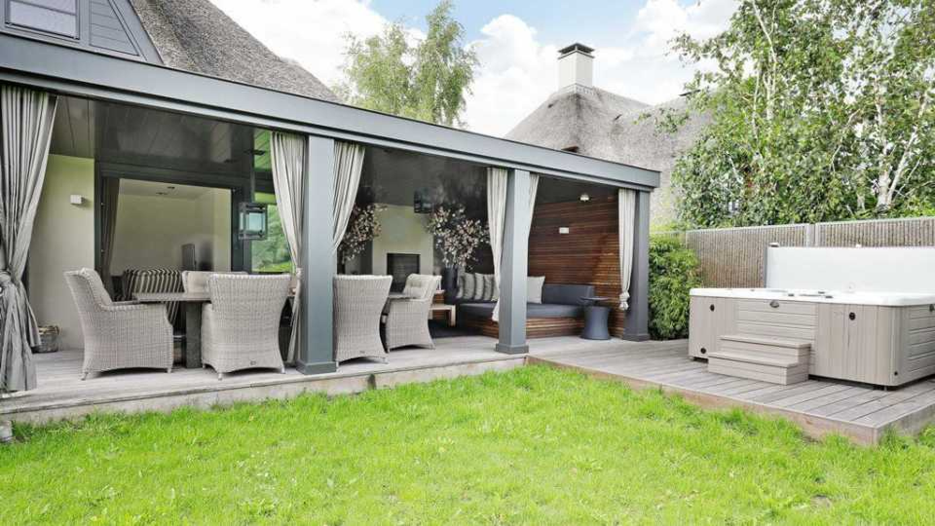 Trainer Peter Bosz zet zijn villa in Vinkeveen te koop. Zie foto's 19