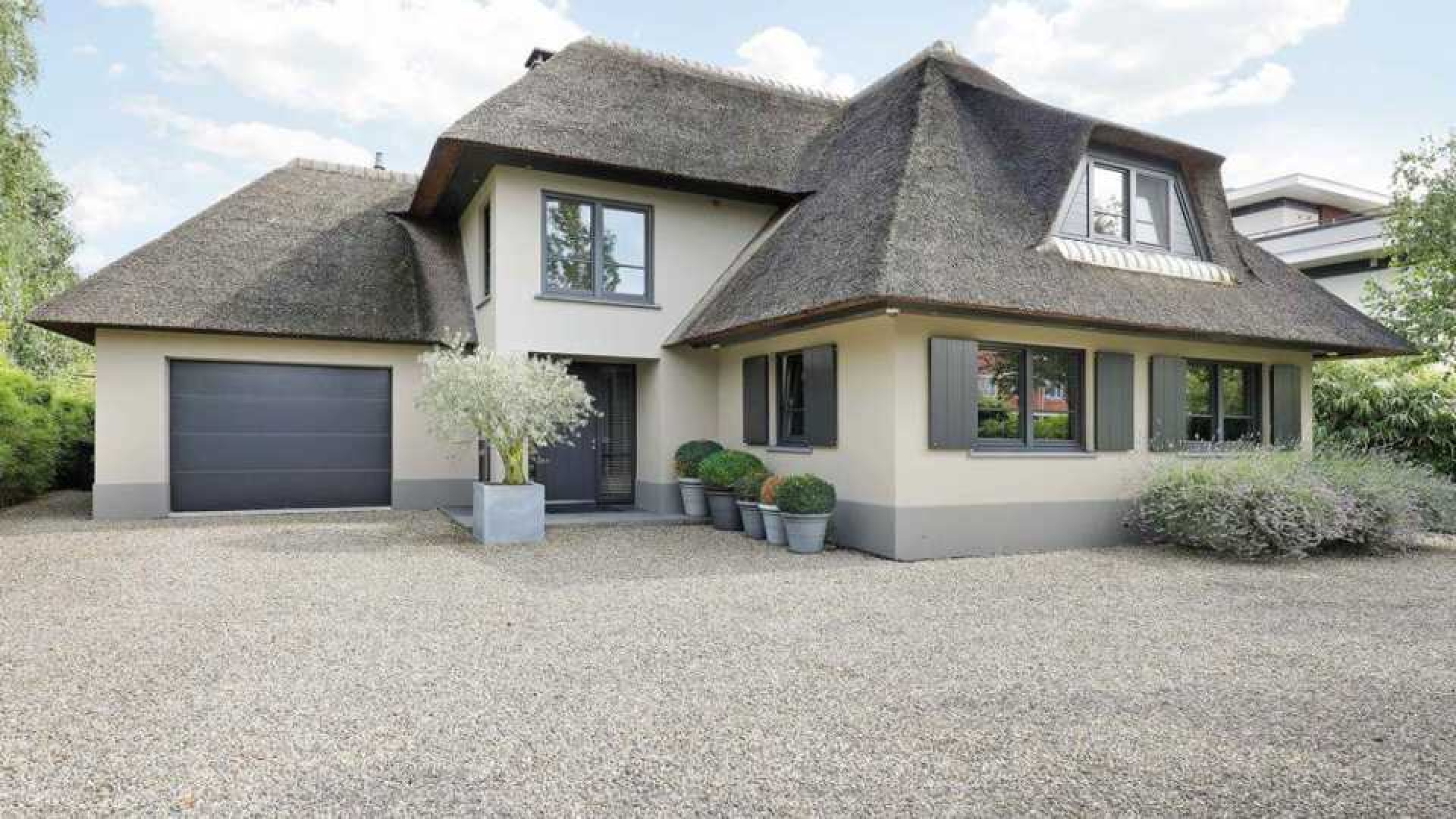 Ex Ajax trainer Peter Bosz verkoopt zijn villa met mooie winst. Zie foto'