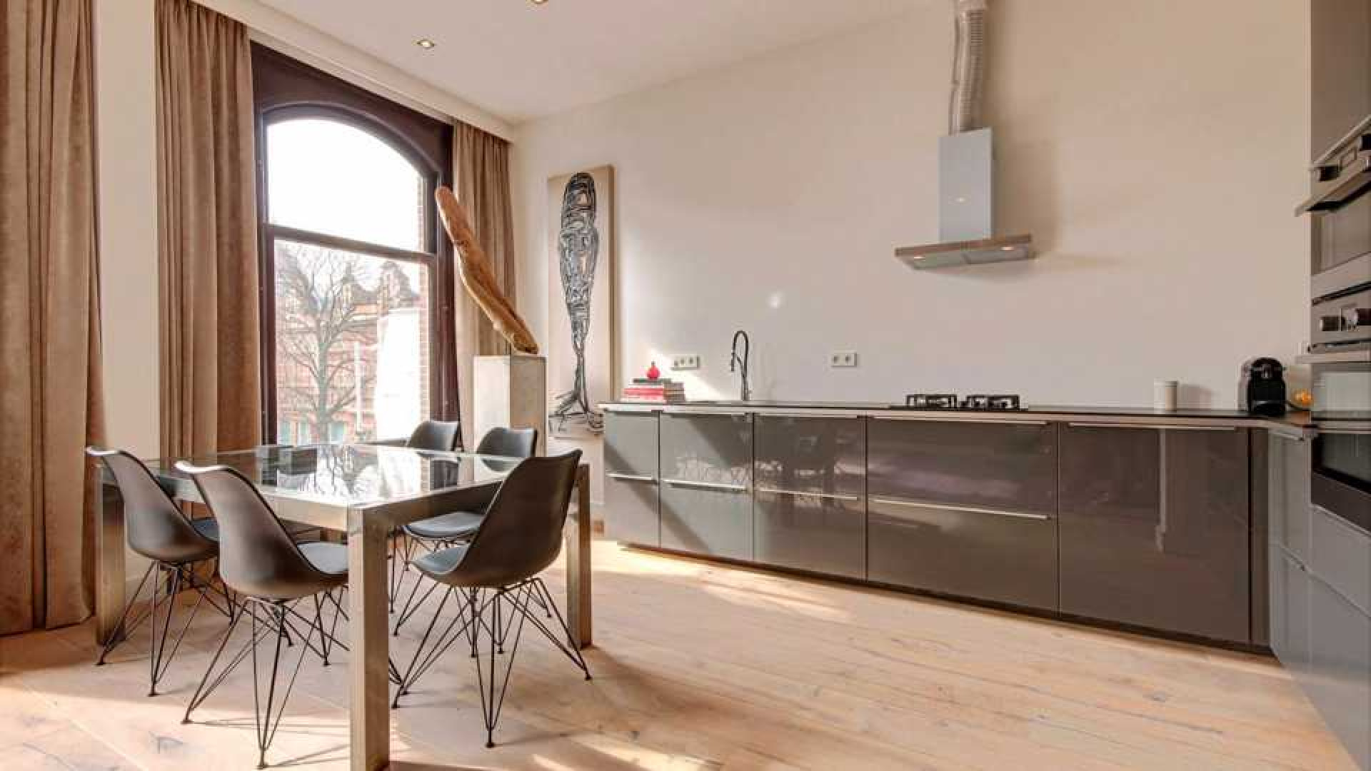Binnenkijken in het nieuwe appartement van Gordon. Zie foto's 4