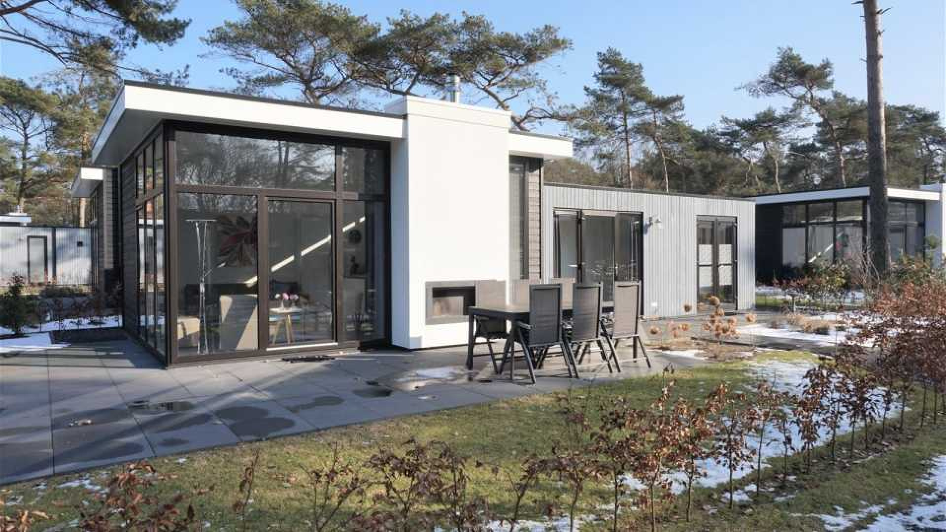 Louis van Gaal koopt recreatie bungalow. Zie foto's