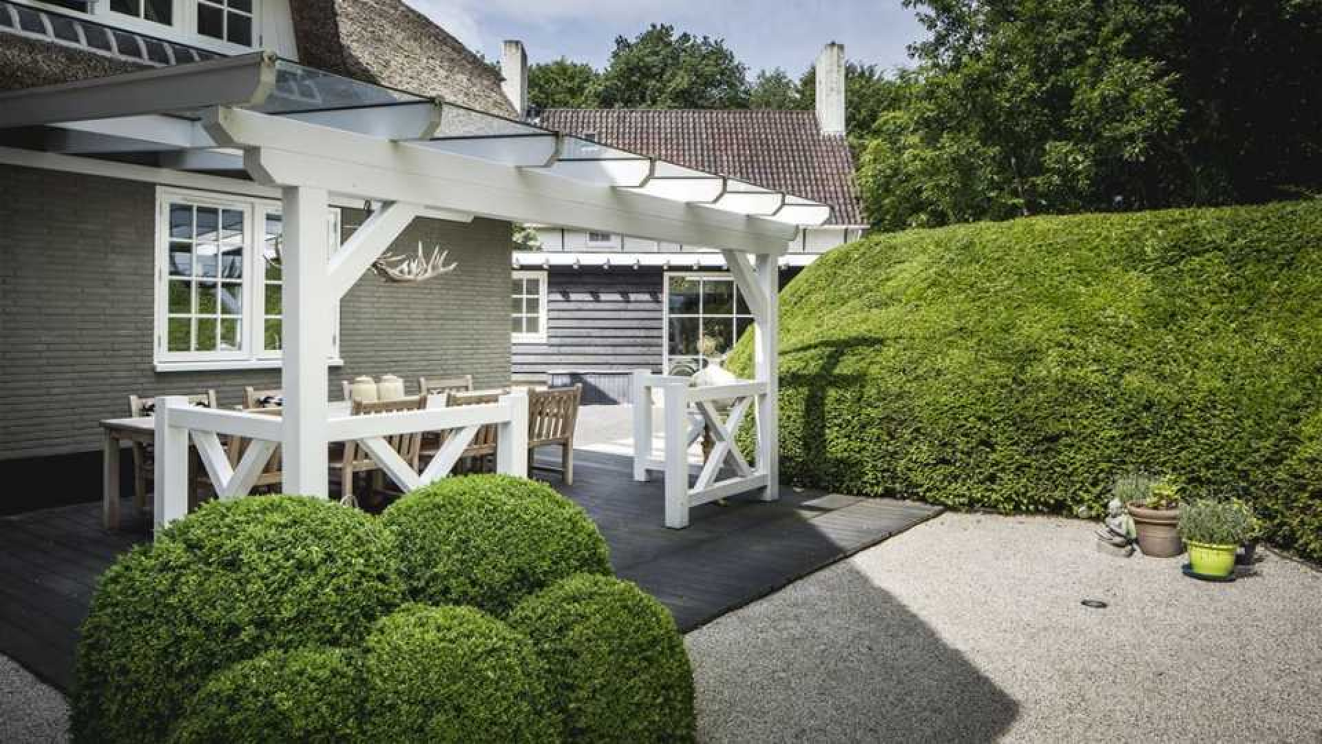 Winston Gerschtanowitz geeft korting op zijn luxe villa. Zie foto's