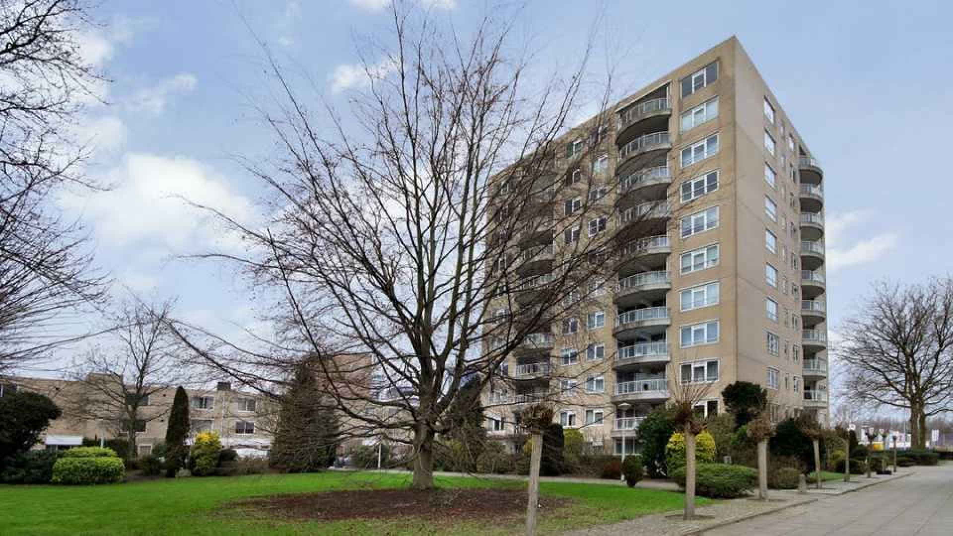 Ruud Gullit spekt bankrekening en verkoopt vier appartementen tegelijk. Zie foto's 1