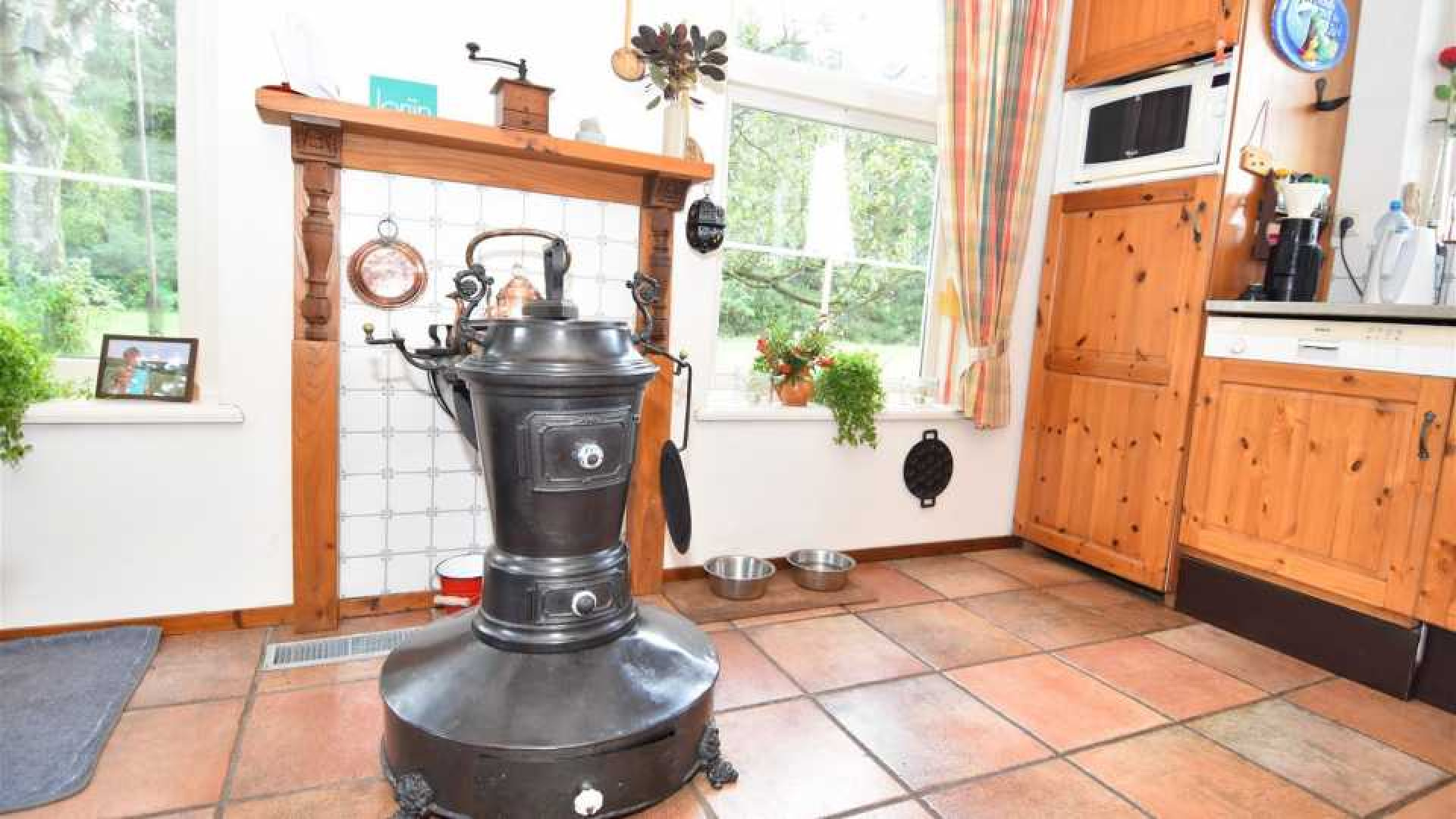 In deze prachtige omgeving en onderkomen bereidde Arjen Lubach zijn nieuwe tv seizoen voor. Zie foto's 6