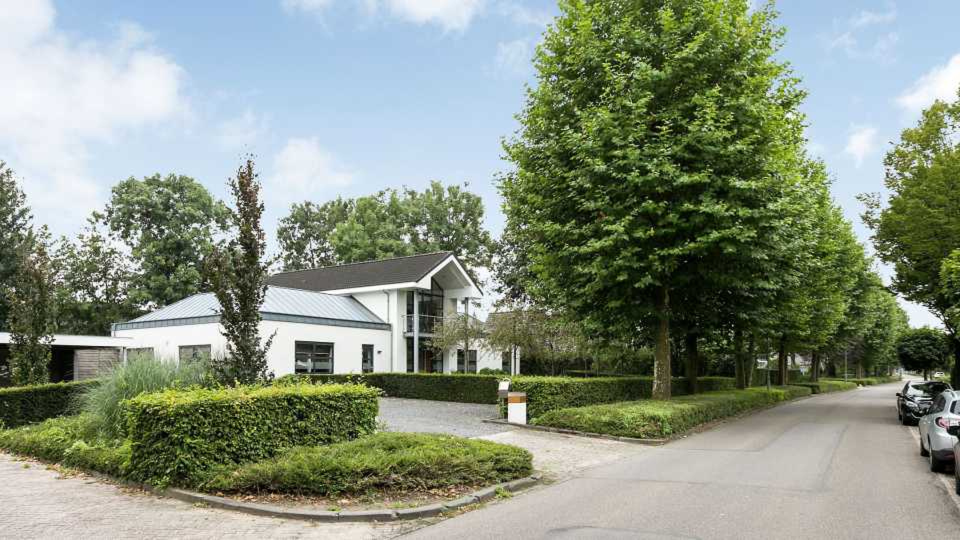 Jochem van Gelder zet zijn villa in het Land van Maas en Waal te koop. Zie foto's 1