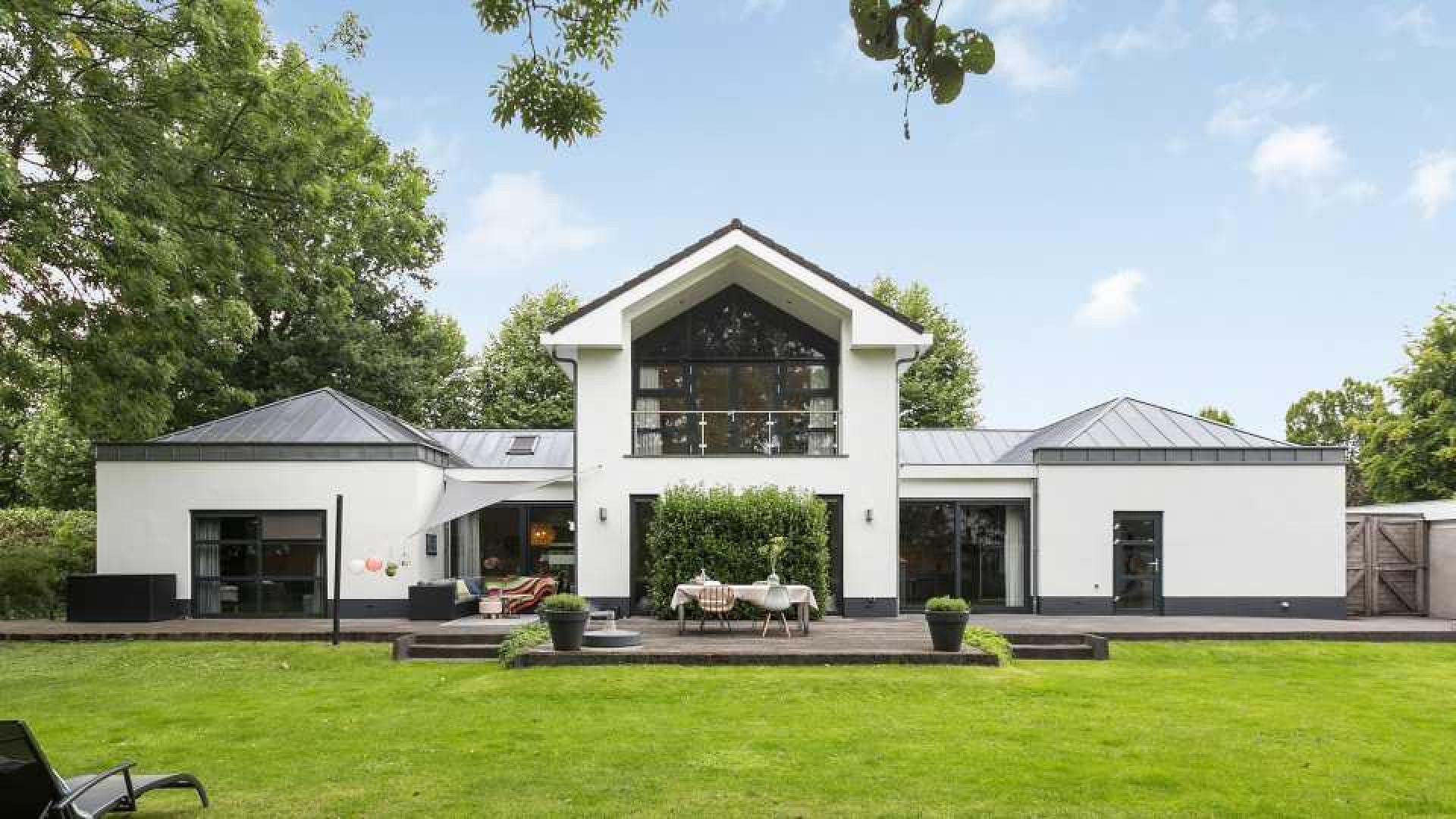 Jochem van Gelder zet zijn villa in het Land van Maas en Waal te koop. Zie foto's 2