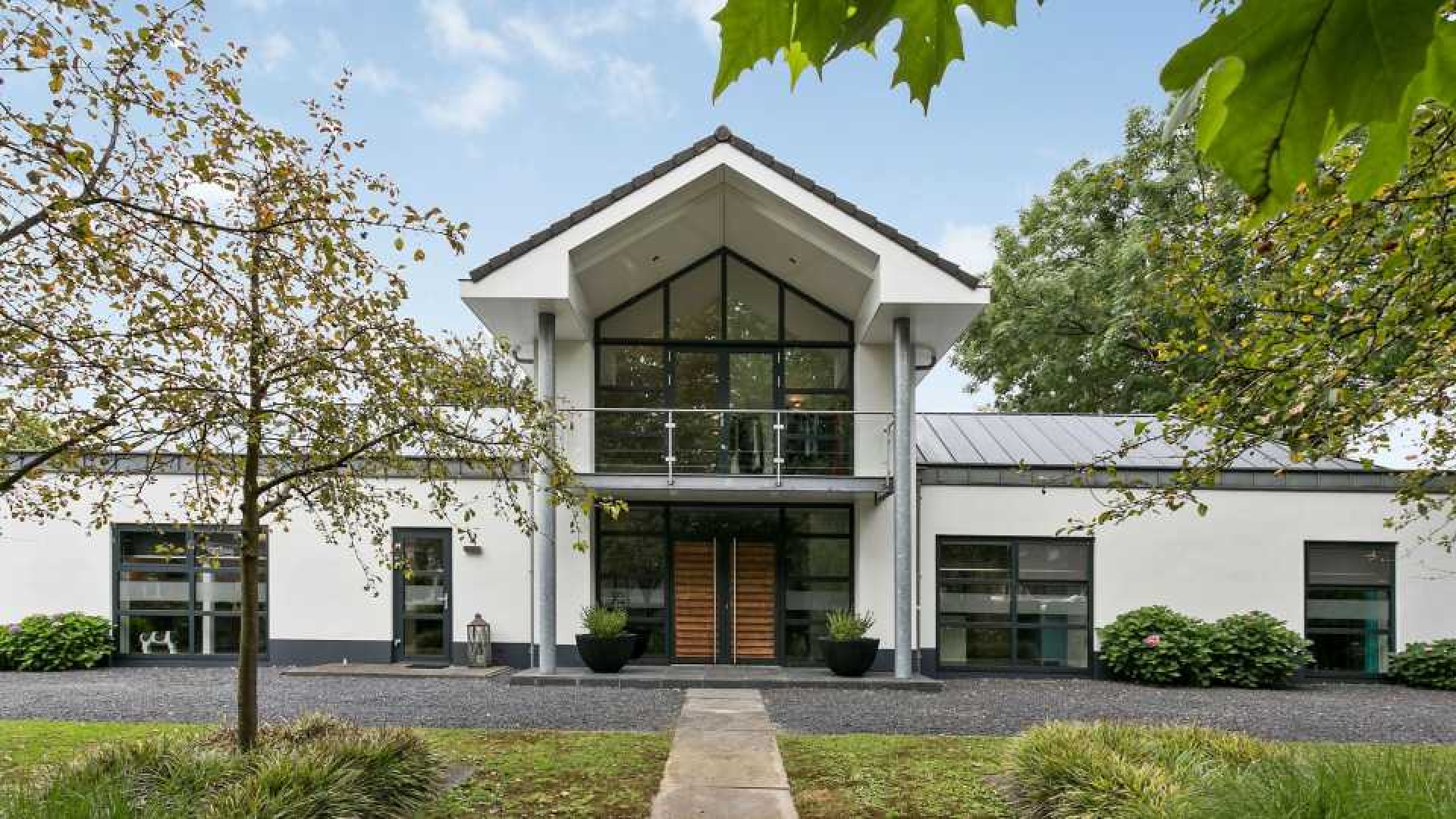 Jochem van Gelder zet zijn villa in het Land van Maas en Waal te koop. Zie foto's