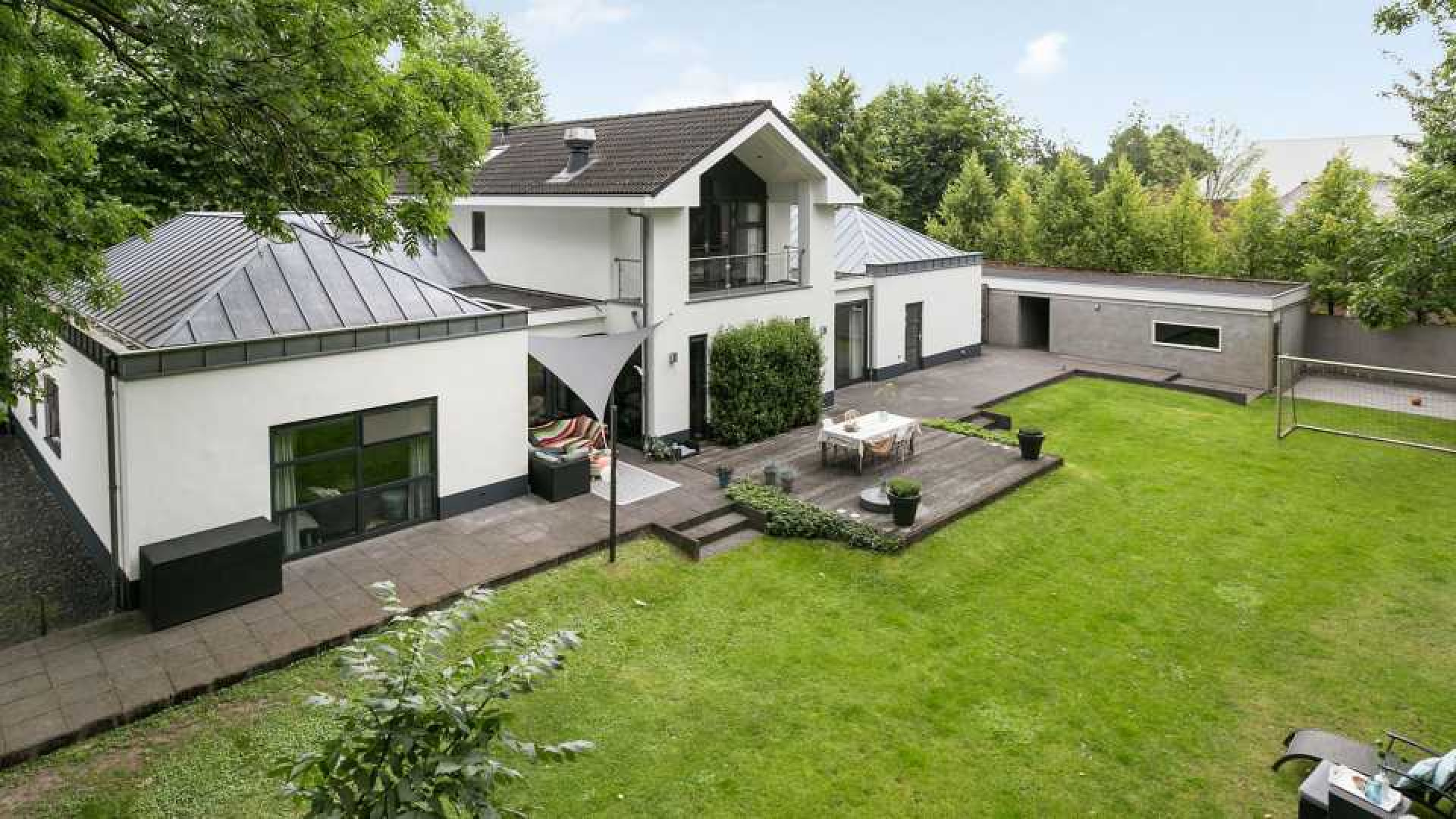 Jochem van Gelder zet zijn villa in het Land van Maas en Waal te koop. Zie foto's