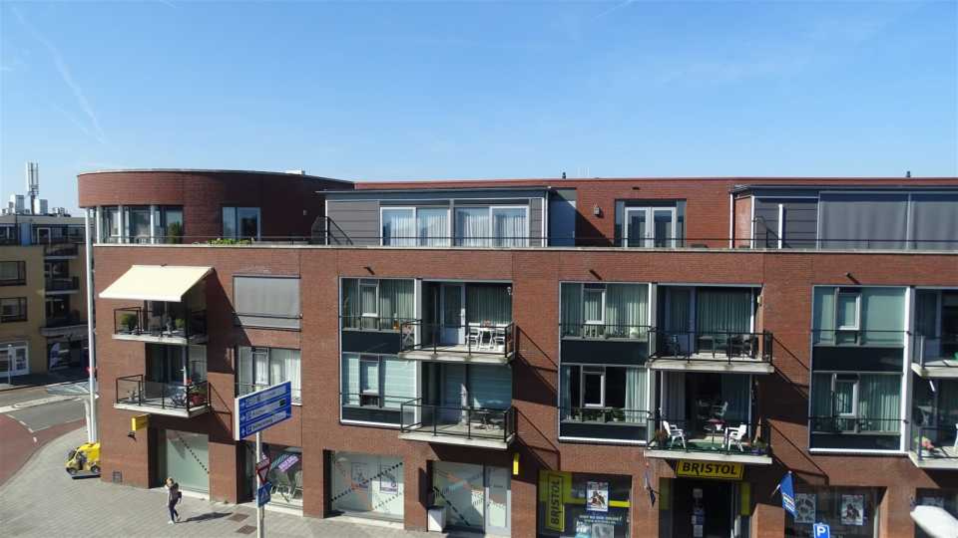 Koos Alberts koopt penthouse in centrum van Harderwijk. Zie foto's 1