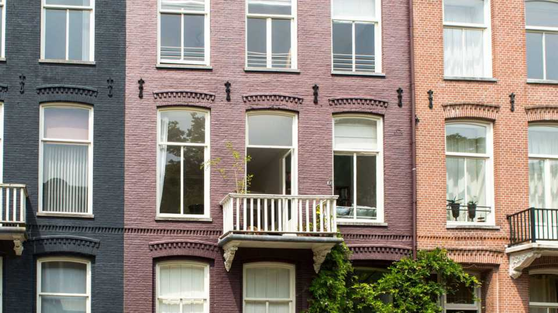 Carice van Houten koopt op eigenaardige plek een driedubbel bovenhuis in Amsterdam Oud Zuid. Zie foto's 1